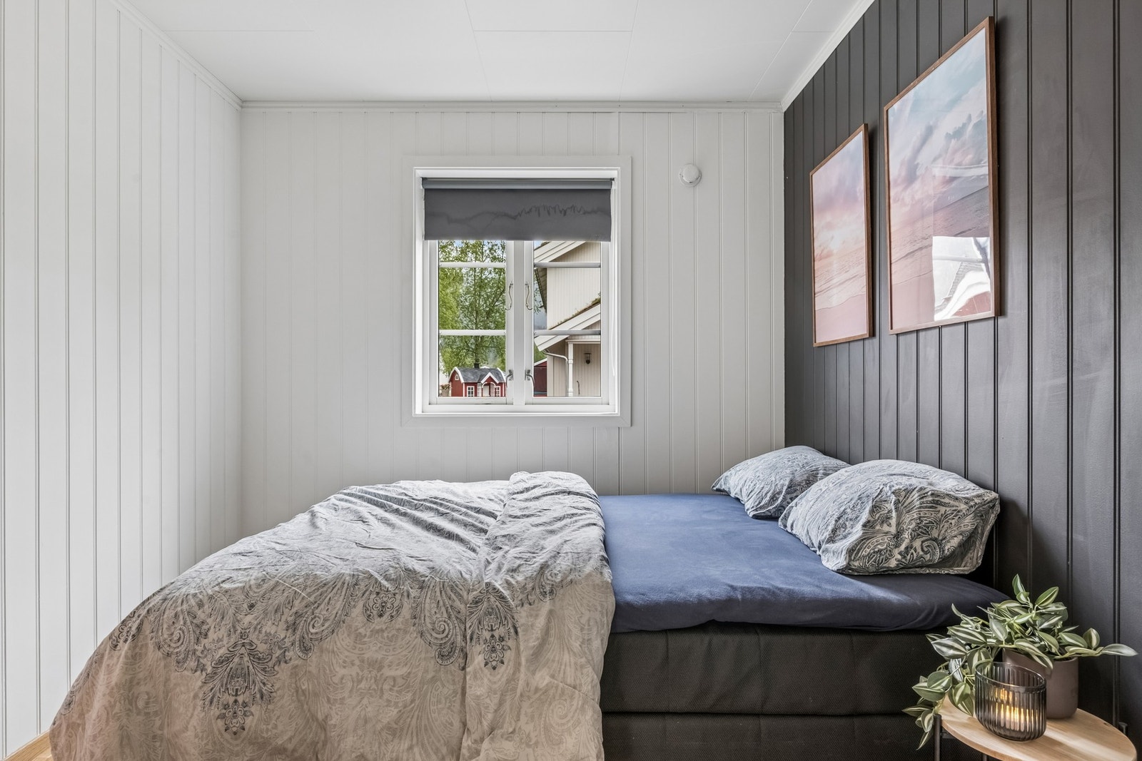 Soverom i første etasje med panelplater på veggene og laminat på gulvet. Galleribilde