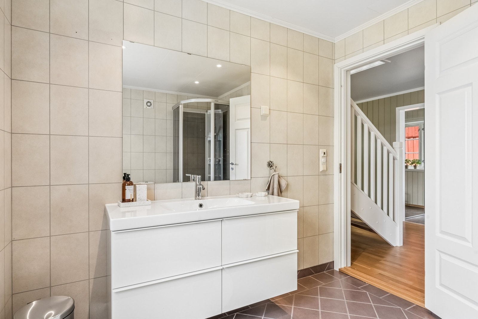 Badet har flislagt gulv med elektriske varmekabler og våtromsplater fra 2021. Galleribilde