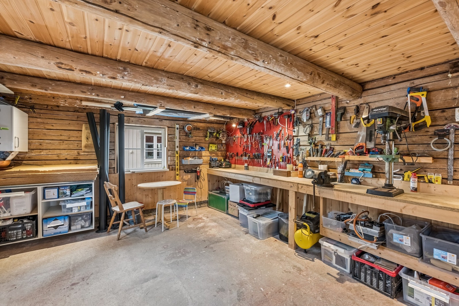 I første etasje av låven er det etablert et praktisk hobbyrom/verksted. Galleribilde