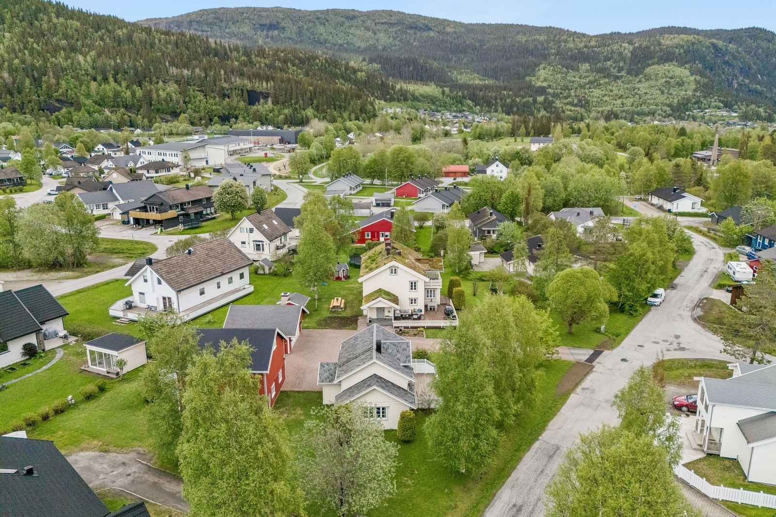 Fra eiendommen er det kort vei til Ytteren skole (ca. 500 meter) og Kirkebakken barnehage. Galleribilde