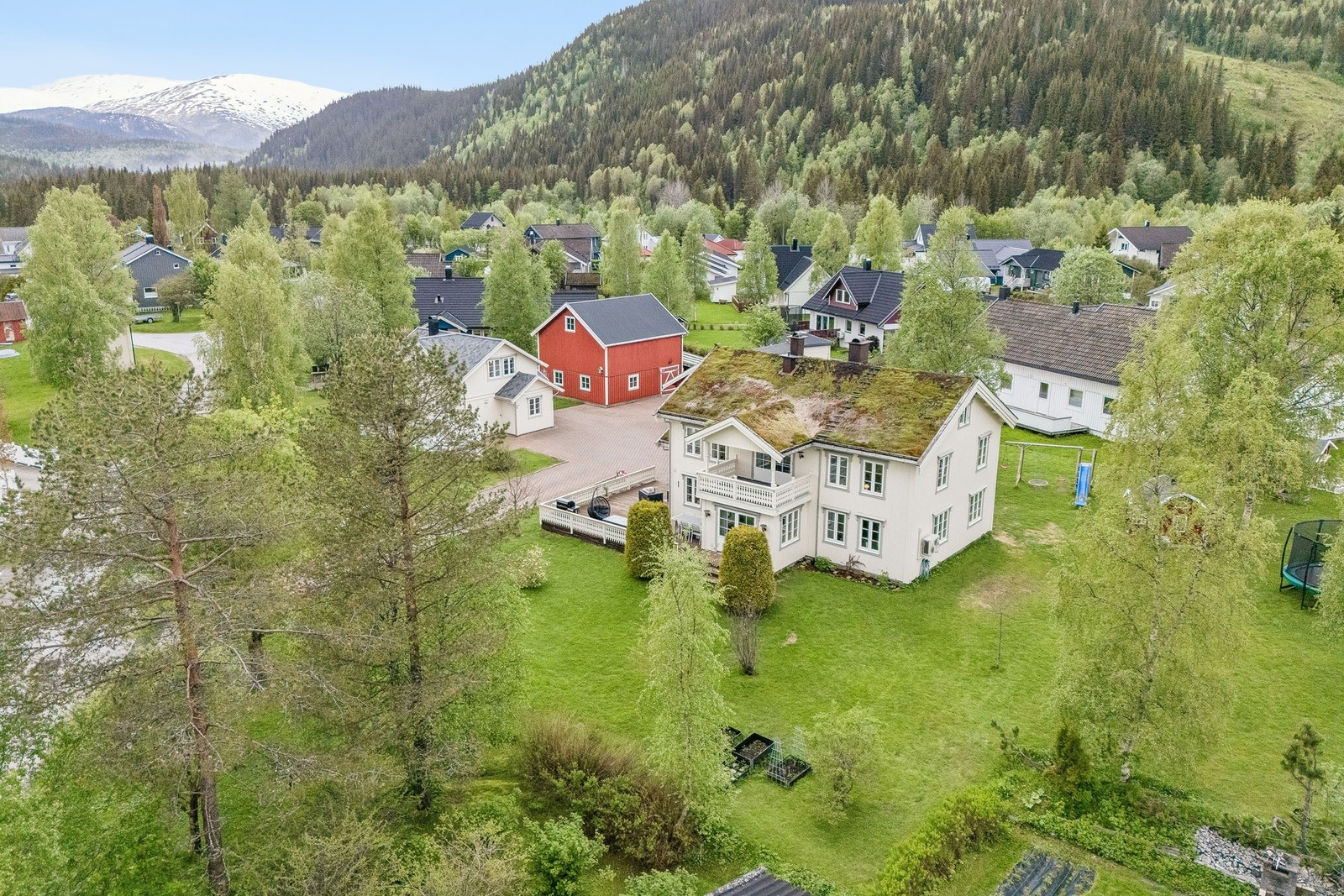 Eiendommen ligger i et område som hovedsakelig består av eneboliger. Galleribilde