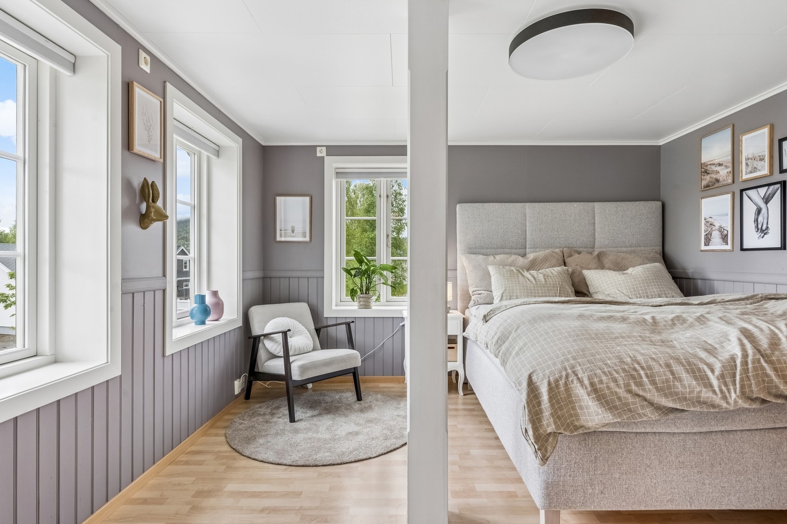 Lekkert soverom med utsyn over hagen. Galleribilde