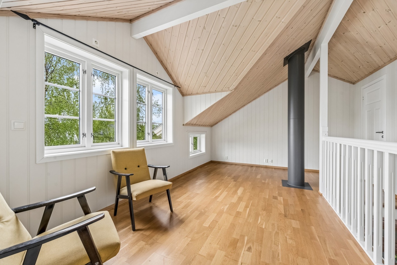 Loftstuen gir ekstra plass og fleksibilitet. 2. etg har også et soverom og et toalettrom. Galleribilde
