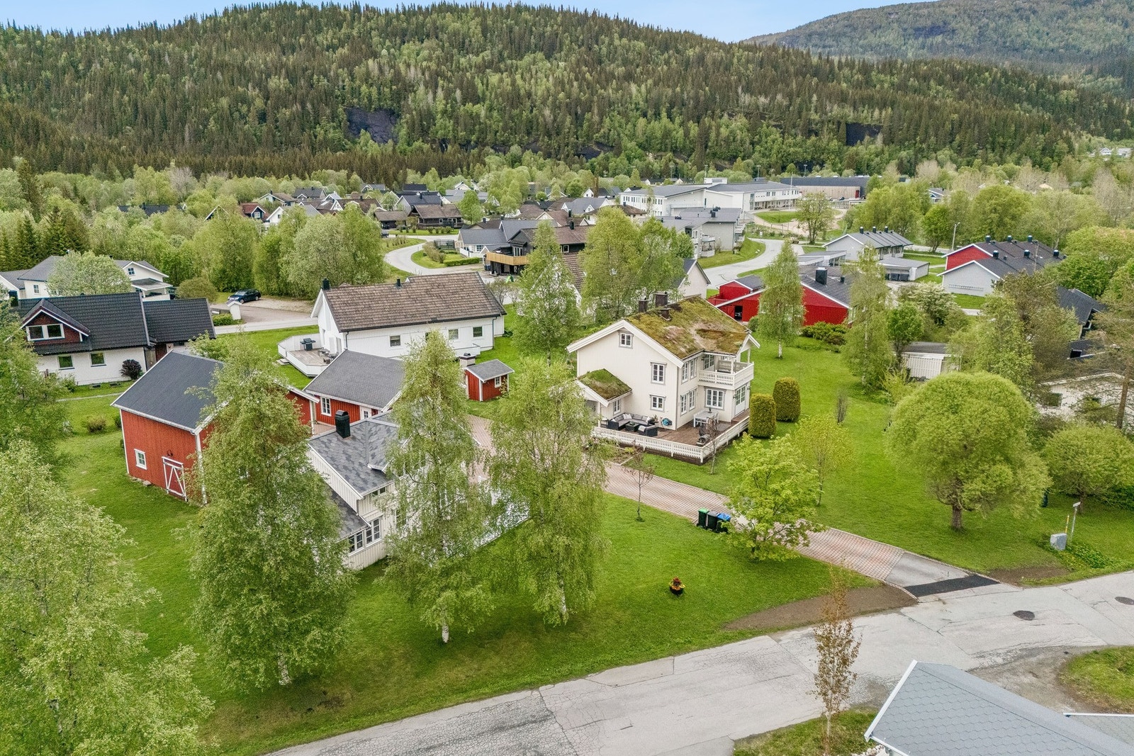 En helt unik eiendom som inkluderer våningshus, kårbolig, låve og garasje. Galleribilde