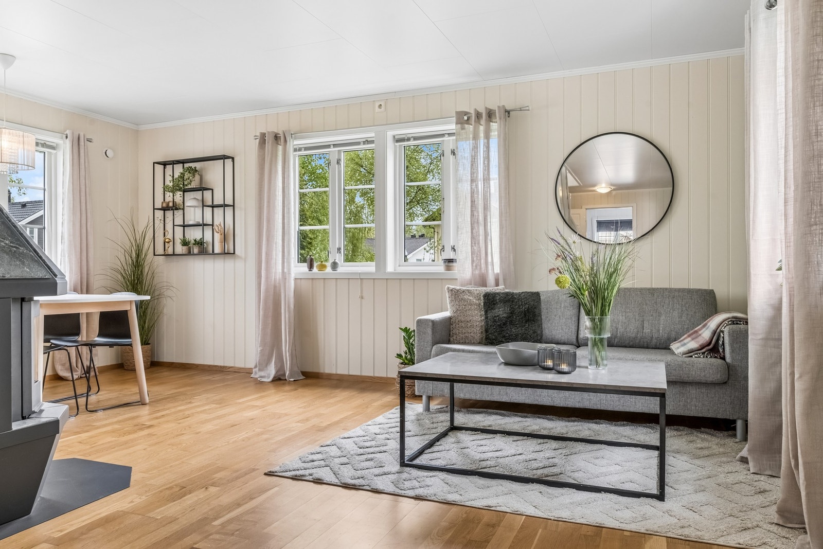 Stuen i kårboligen har vedovn for ekstra varme og hygge. Det er elektriske varmekabler i gulvet. Galleribilde