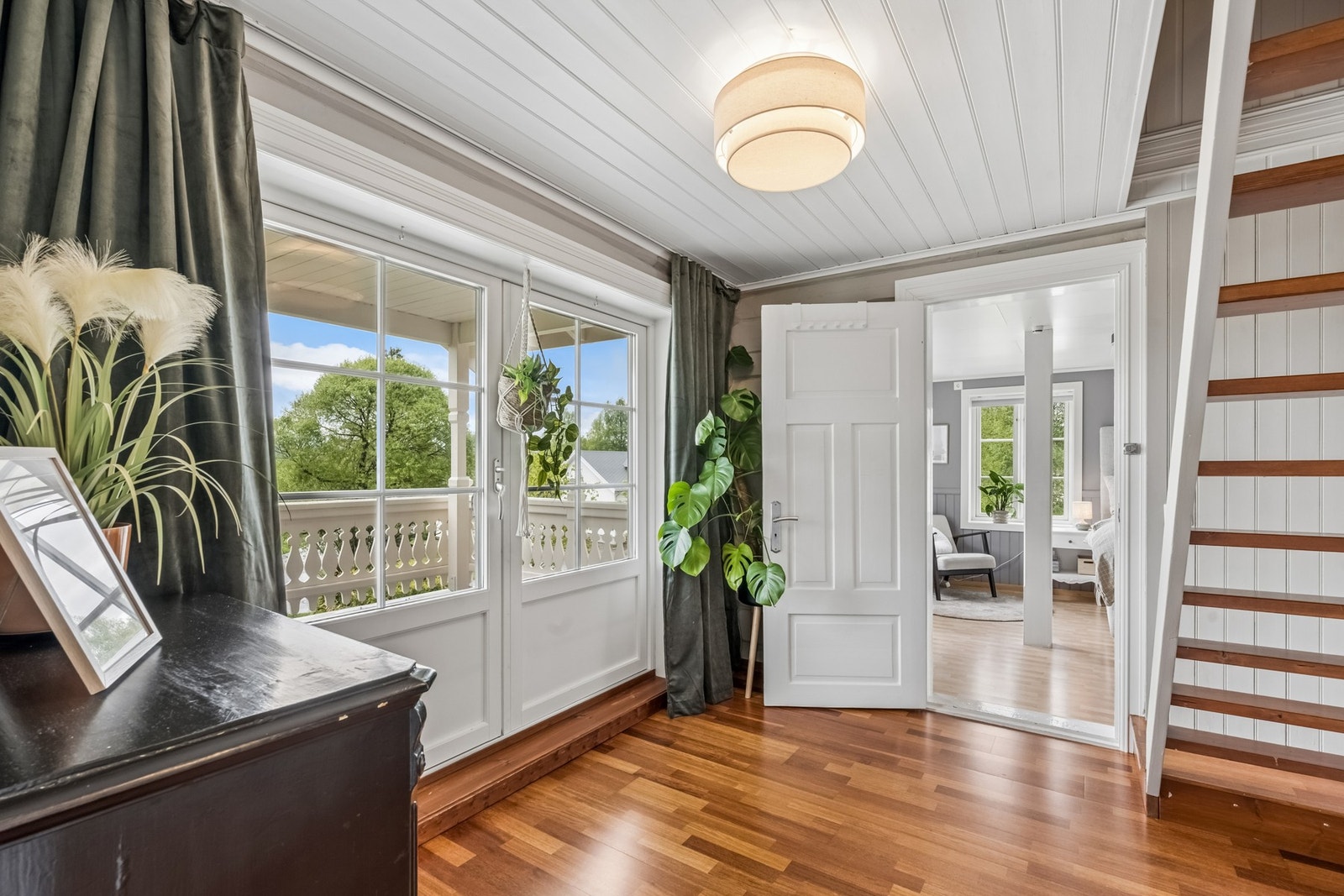 Fra gangen i andre etasje er det utgang til en takoverbygget balkong på ca. 10 m². Galleribilde