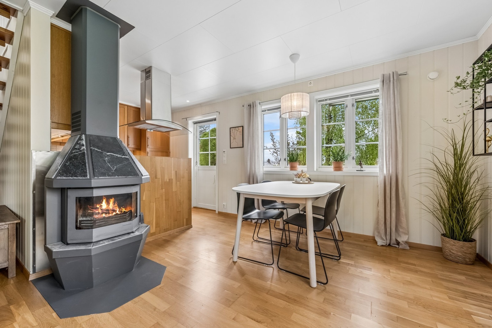 Kjøkkenet har innredning med eikefronter og er delvis åpent mot spiseplassen. Galleribilde