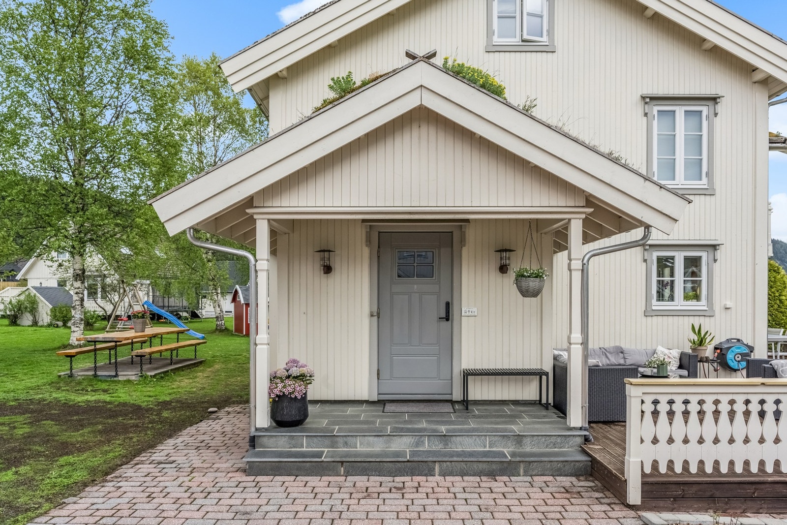 Overbygget inngangsparti med skiferlagt trapp og repos. Trappen har varmekabler. Galleribilde