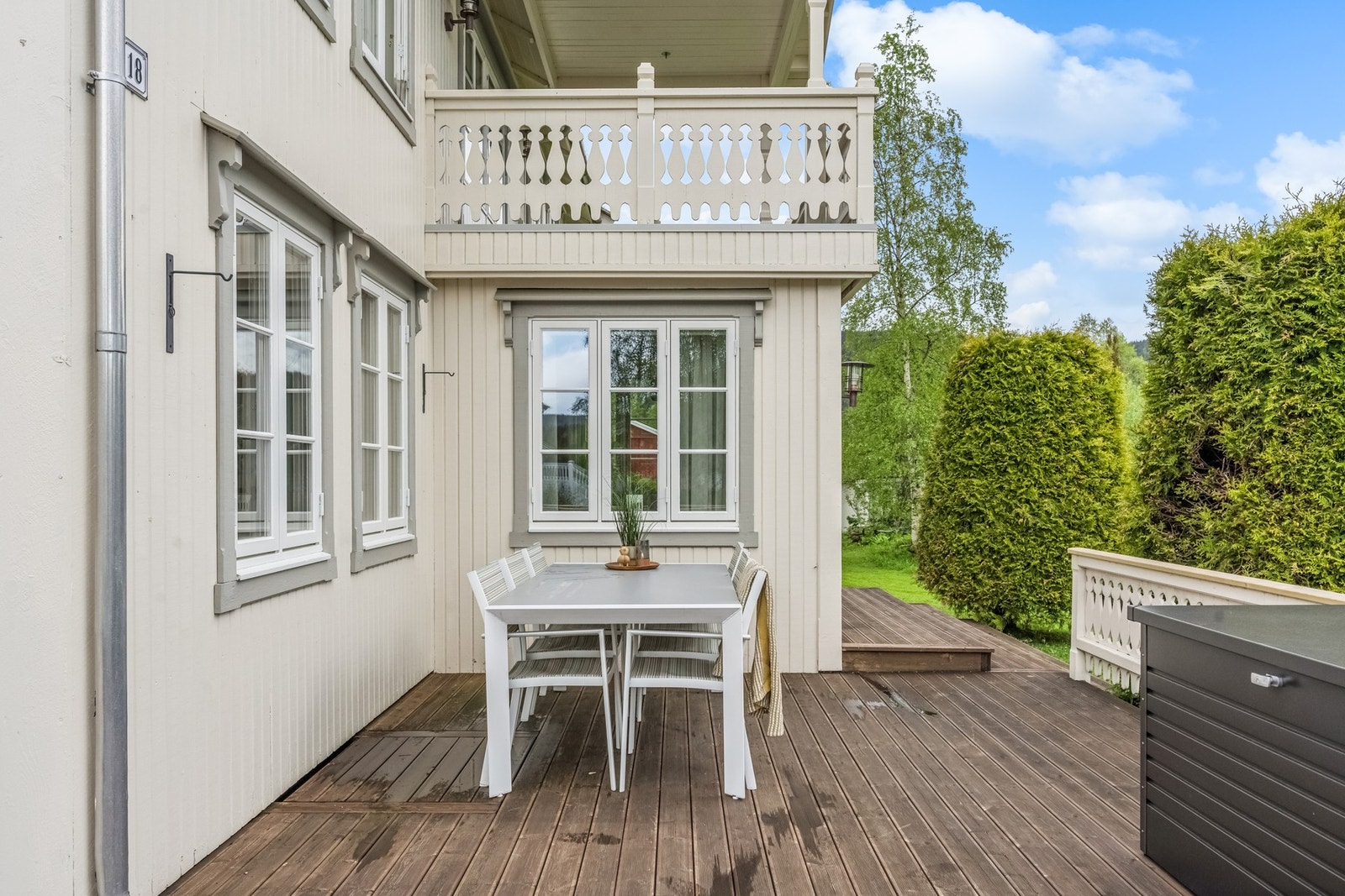 Fra spisestuen er det utgang til en stor markterrasse på ca. 52 m², tekket med Møre Royal terrassebord. Galleribilde