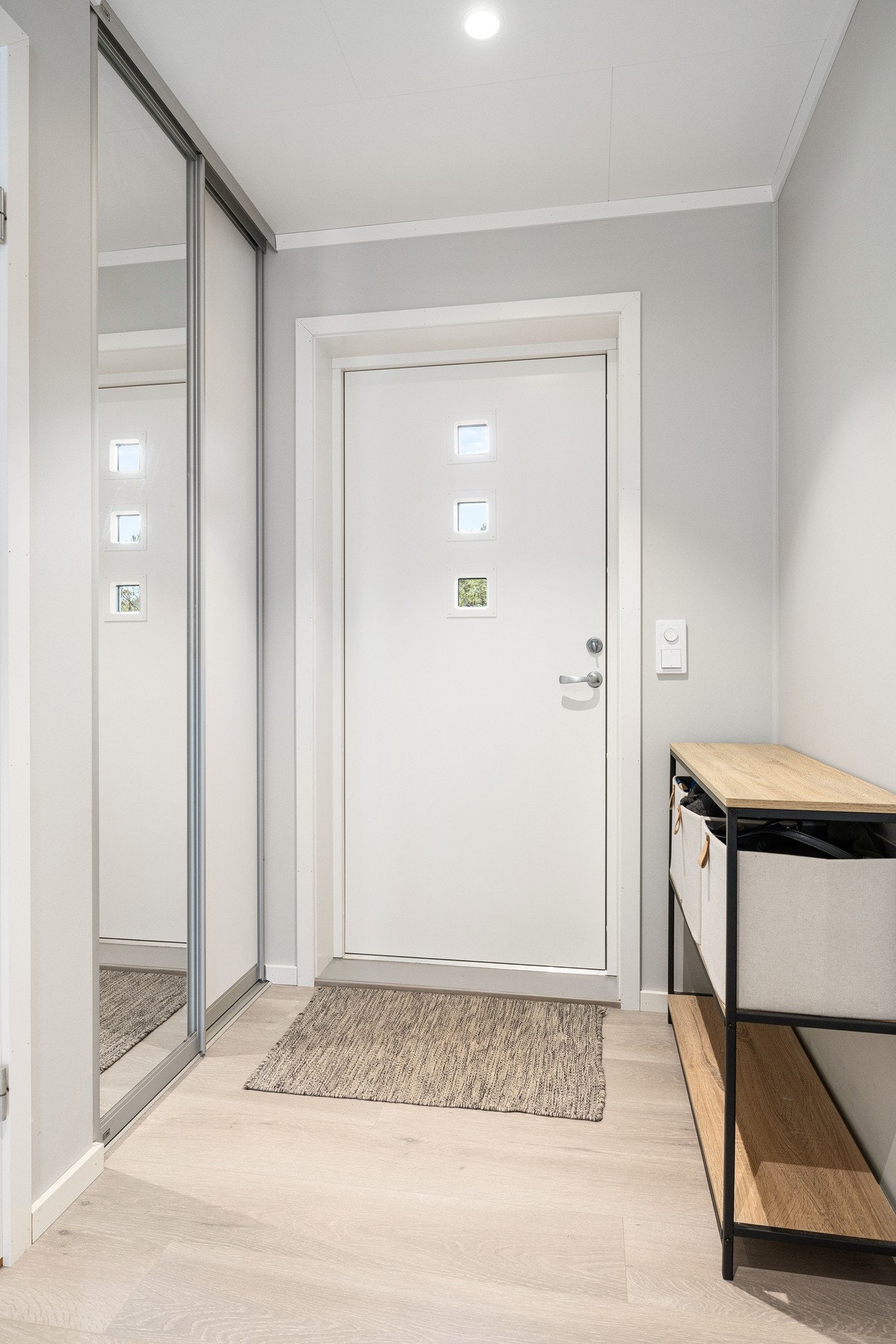 I gangen er det en praktisk skyvedørsgarderobe Galleribilde