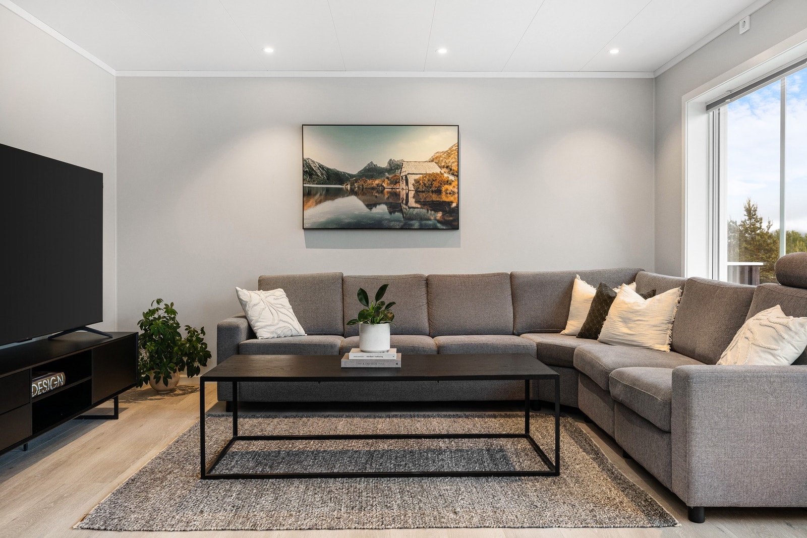 Stuen er av god størrelse og har plass til stor sofagruppe Galleribilde