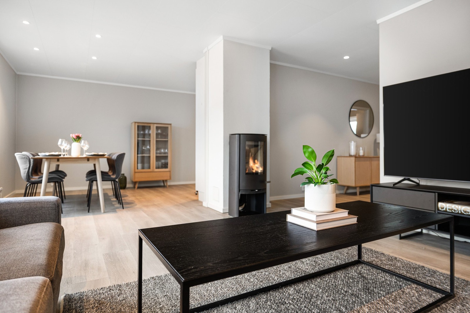 Det er rikelig med elpunkter i boligen og utstrakt bruk av downlights i himling Galleribilde