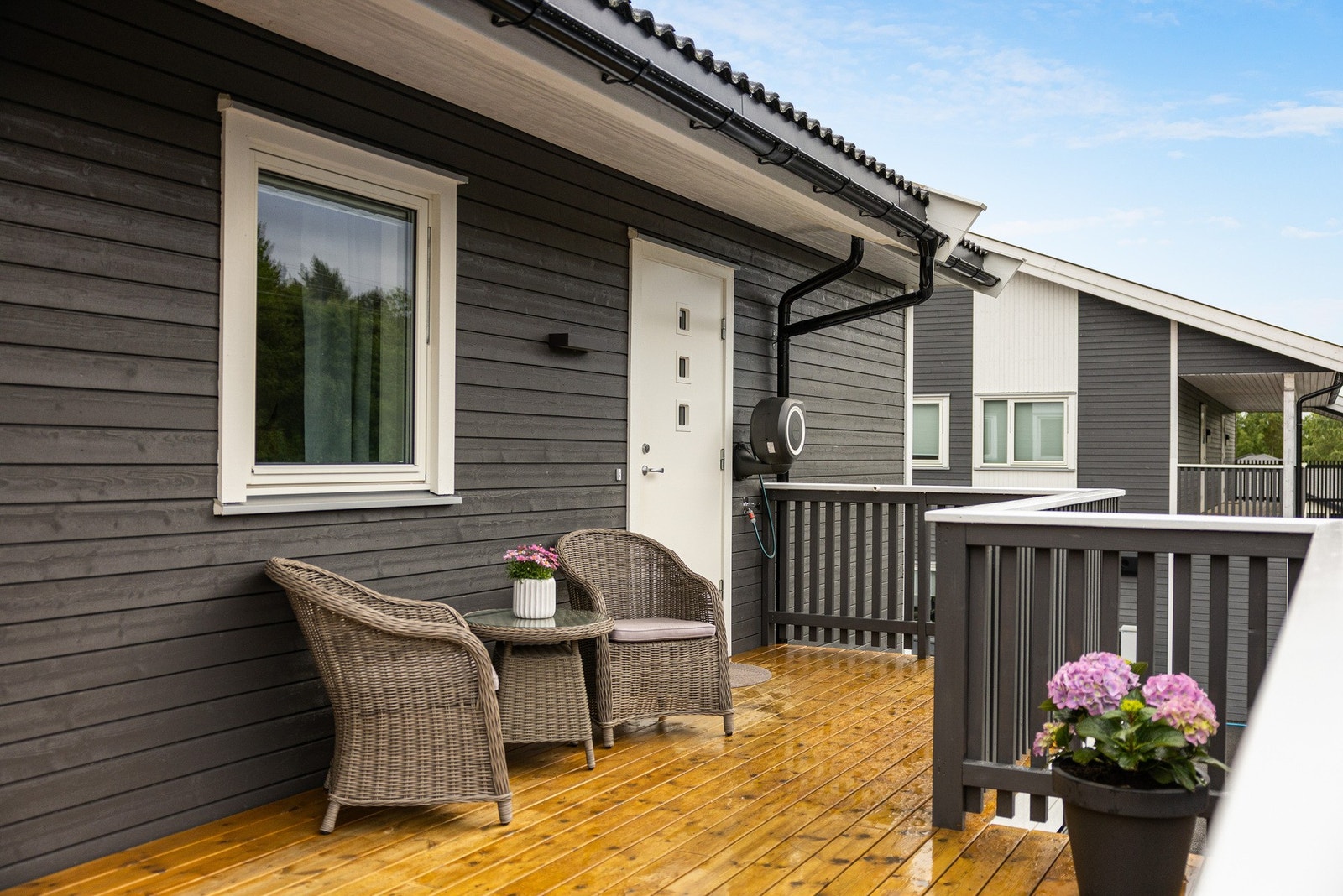 Leiligheten ligger i byggets 2. etasje og har et delvis overbygd inngangsparti. Det er utebelysning og praktisk utvendig vannuttak. Galleribilde