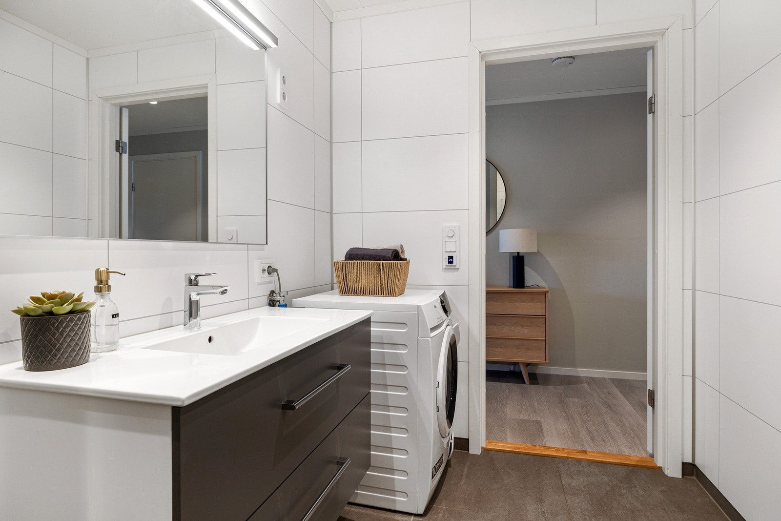 Vi tar turen inn til badet. Badet er lyst og av god størrelse Galleribilde