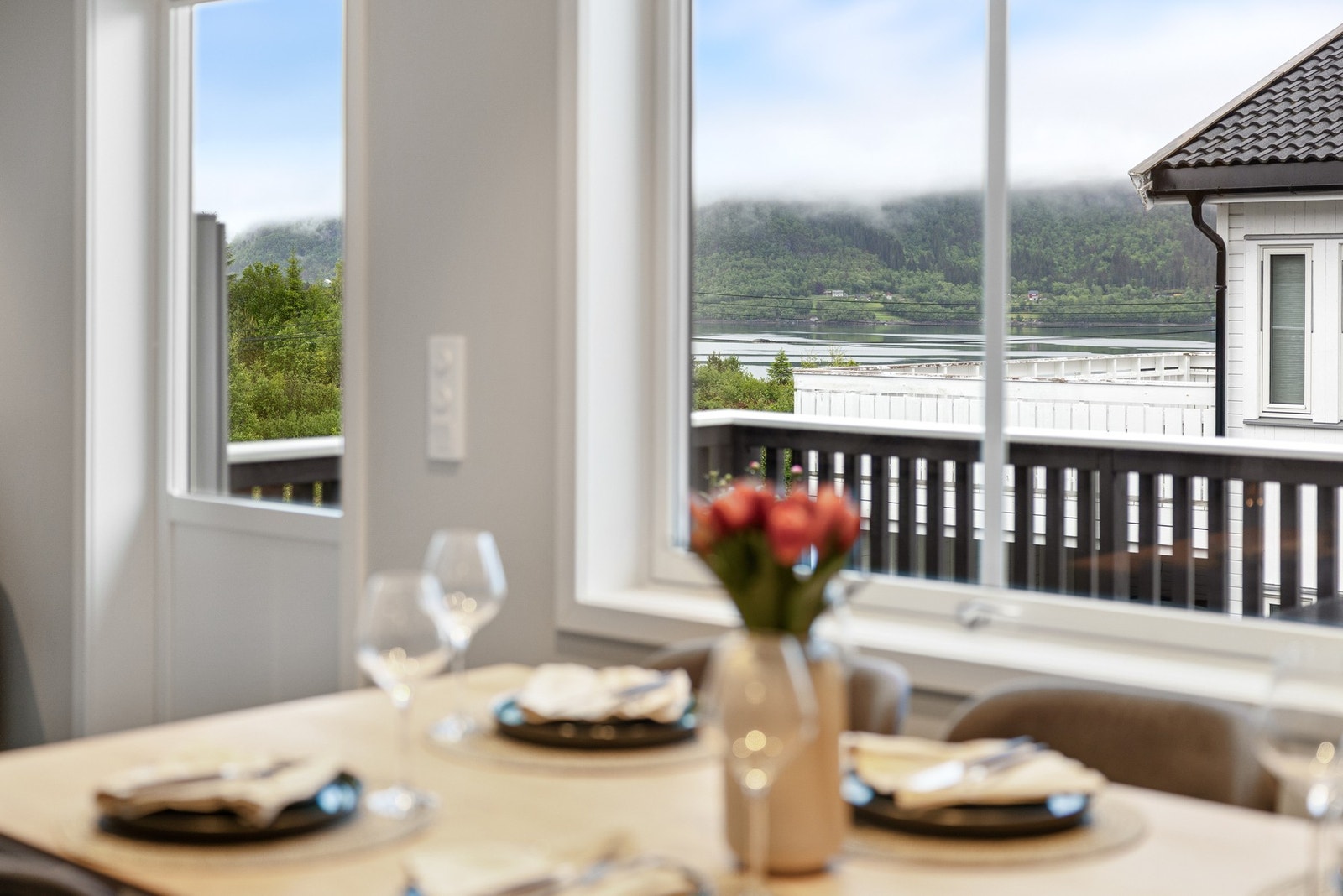 Det er flott utsikt mot Ellingsøyfjorden. Det er flotte fellesareal nede ved sjøen både ved Brendehaugen og Leirvika i kort gangavstand fra leiligheten Galleribilde