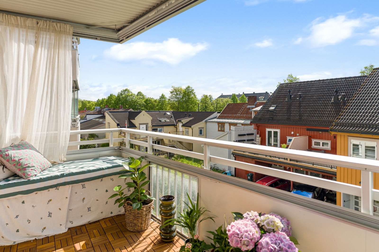Her har man også svært gode solforhold fra tidlig formiddag til tidlig kveld på sommerstid. Galleribilde
