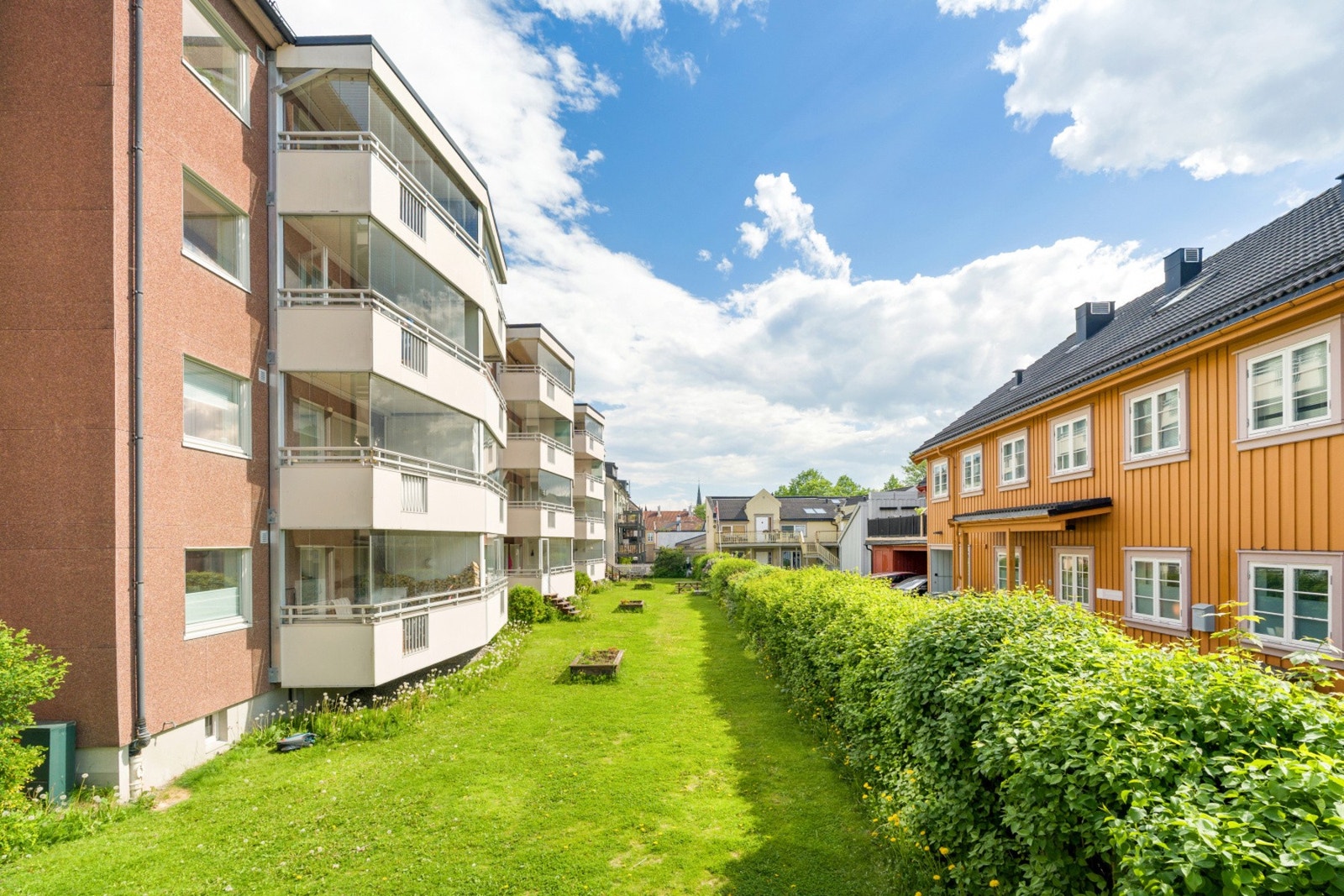 Leiligheten disponerer tre egne boder; to i kjeller og èn på loft som gir mye lagringsplass. Galleribilde