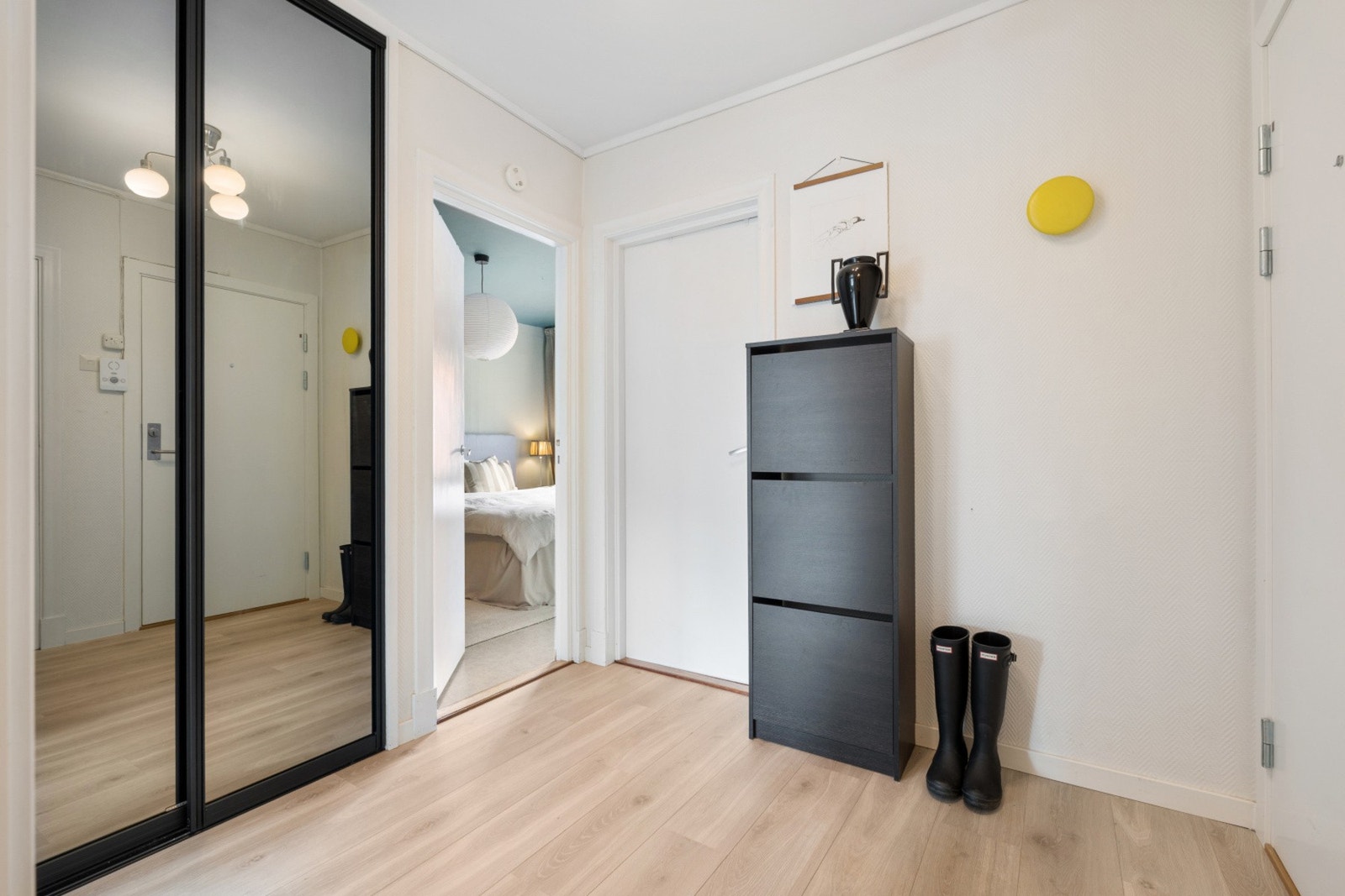 Romslig entrè på 5 kvadratmeter med skyvedørsgarderobe. Galleribilde
