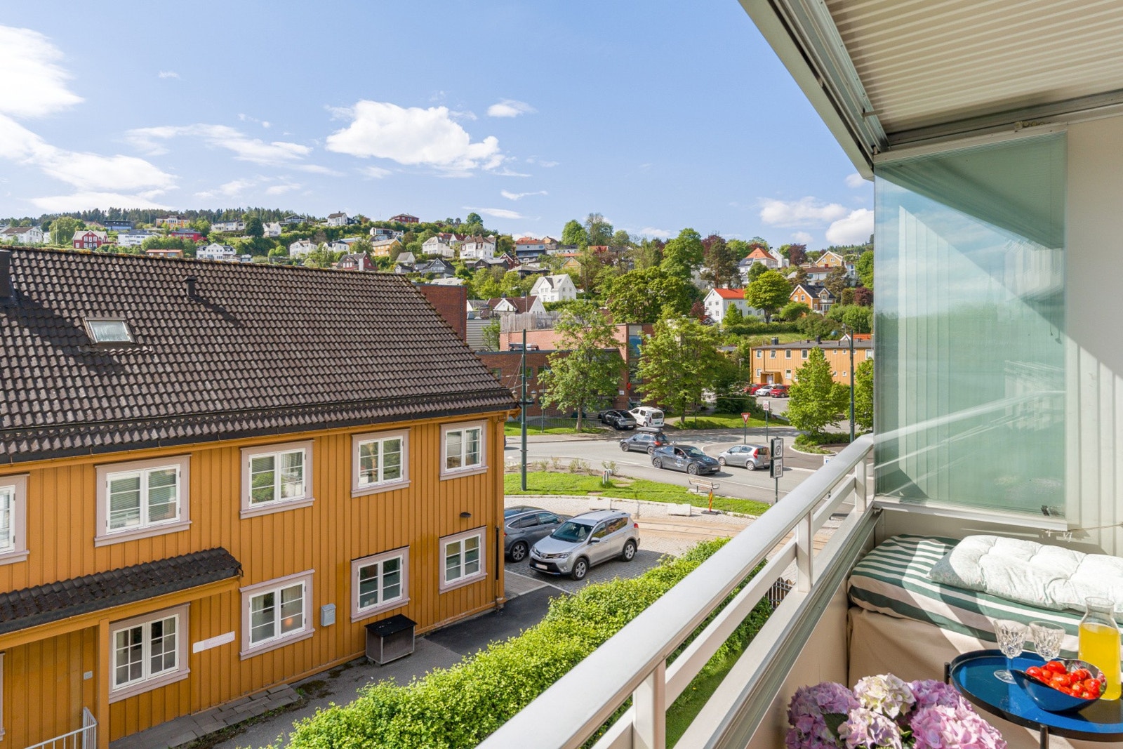 Balkongen har ellers fin utsikt, spesielt mot Steinberget. Galleribilde