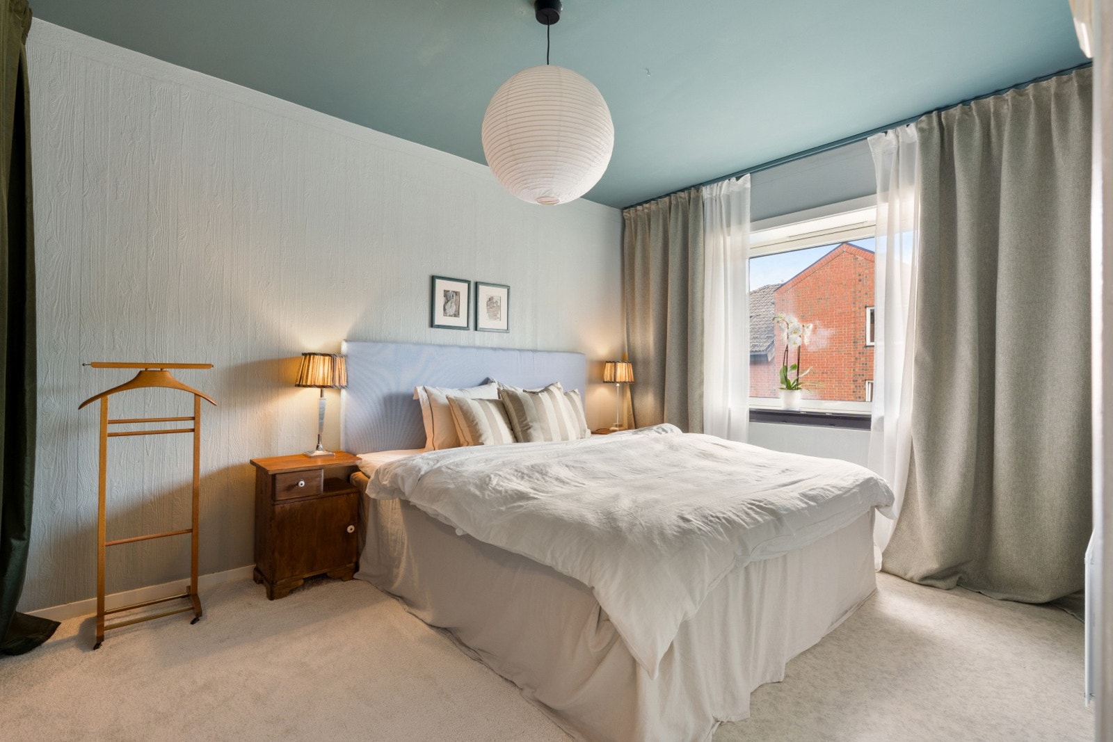 Det største soverommet er på over 13 kvadratmeter og har rikelig med plass til både dobbeltseng og nattbord. Galleribilde