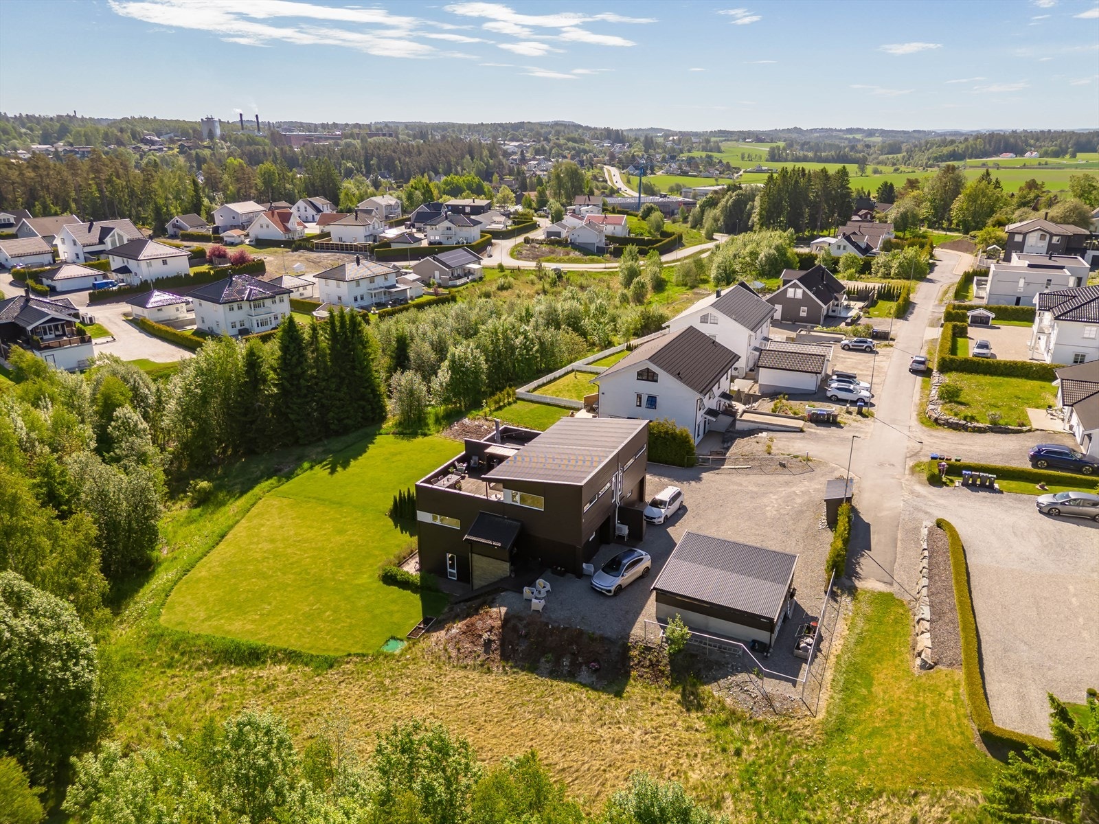 Boligen ligger svært skjermet til med skogen som nærmeste nabo. Galleribilde