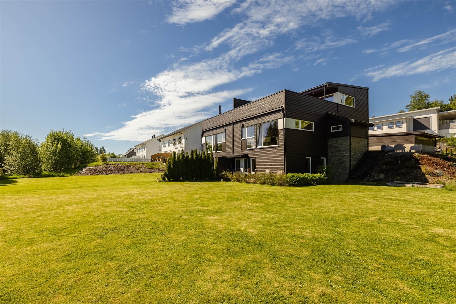 Boligen er fra 2014 og har moderne fasiliteter med bergvarme og balansert ventilasjon, samt tiltalende materialer og innredninger. Galleribilde
