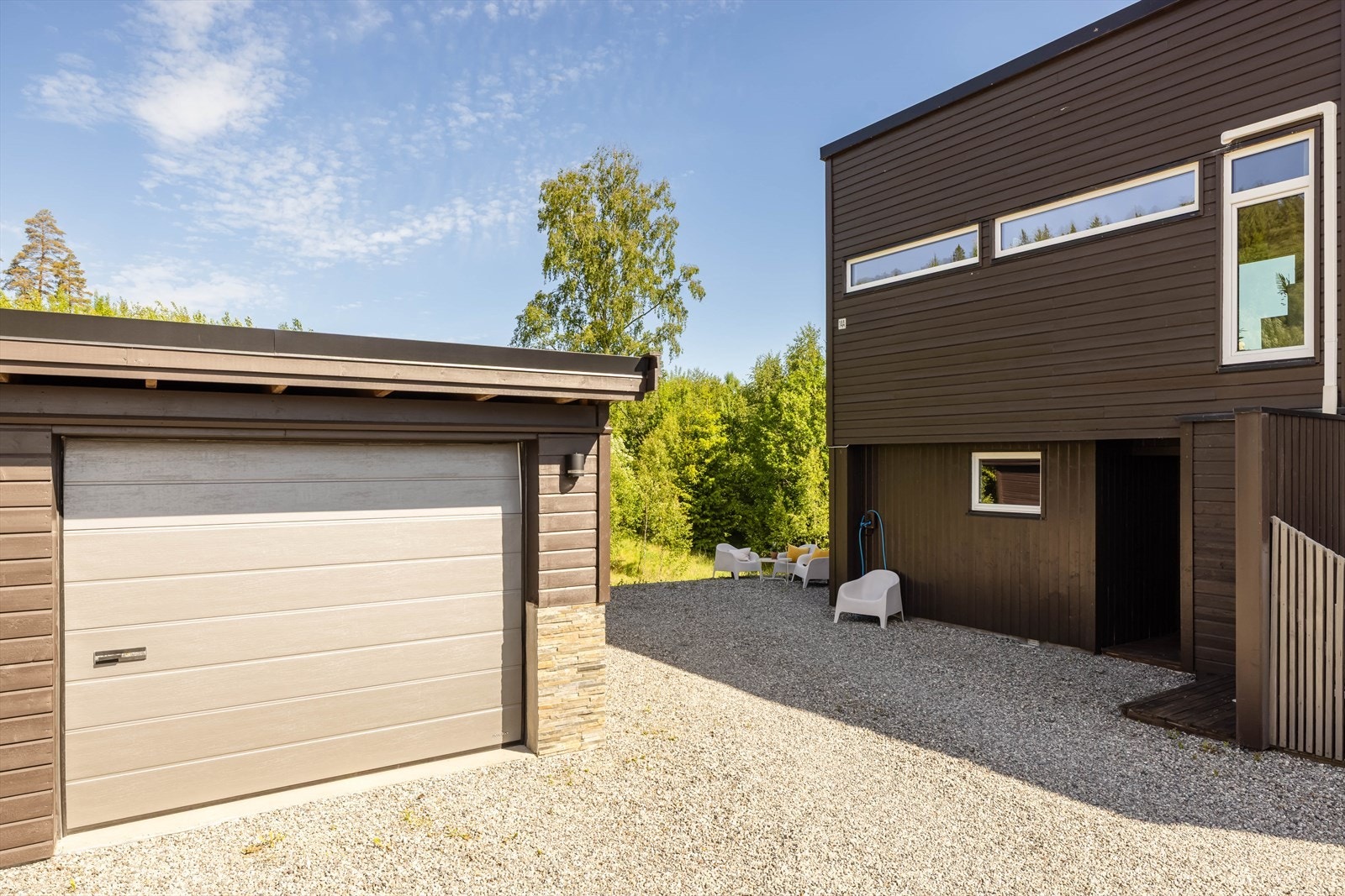 Det er parering i delt garasje med nabo, med egen port og nøkkel til garasjen. Galleribilde