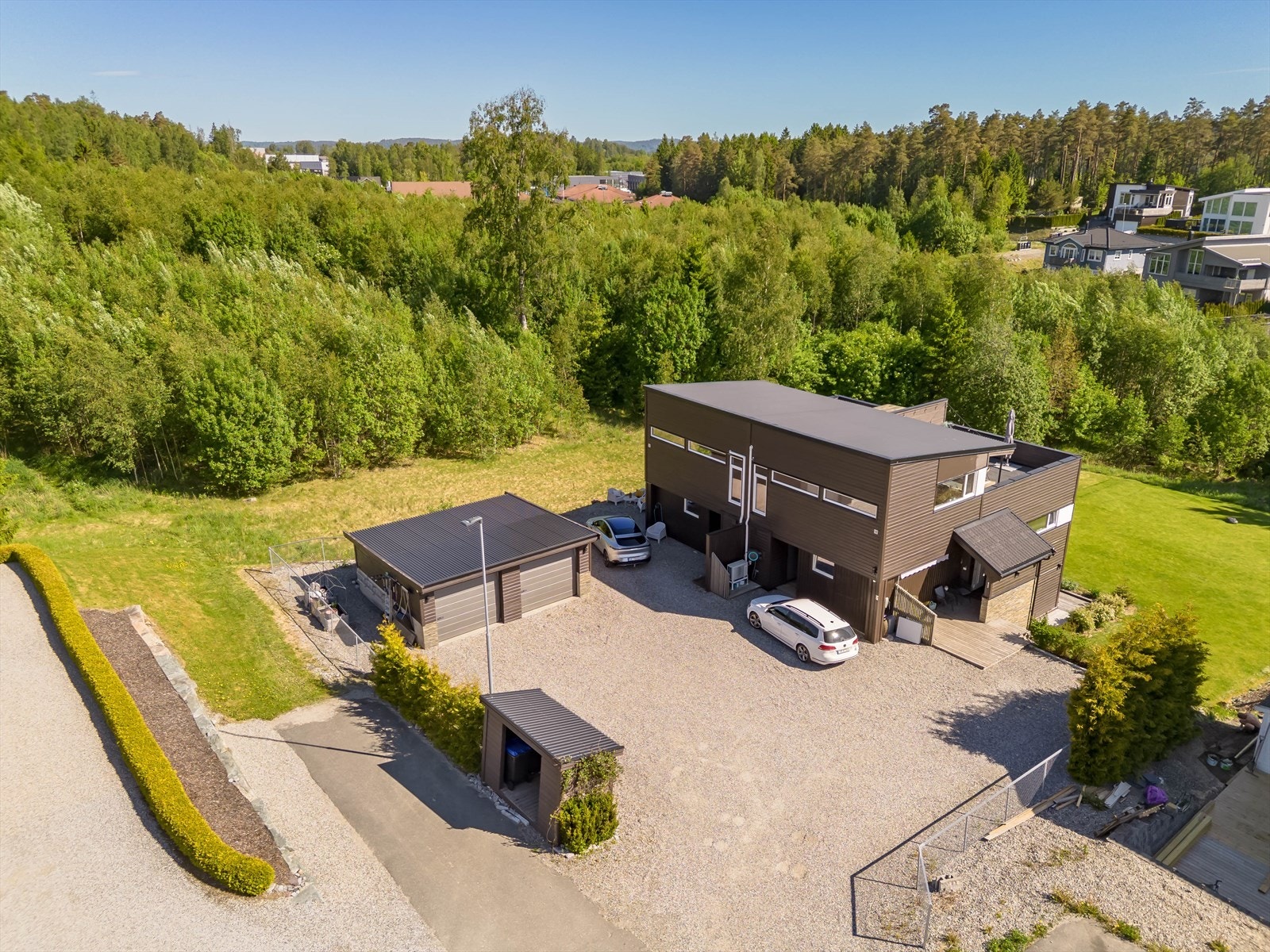 Eiendommen byr på solrike utearealer med blant annet takterrasse, markterrasse og stor hage. Galleribilde