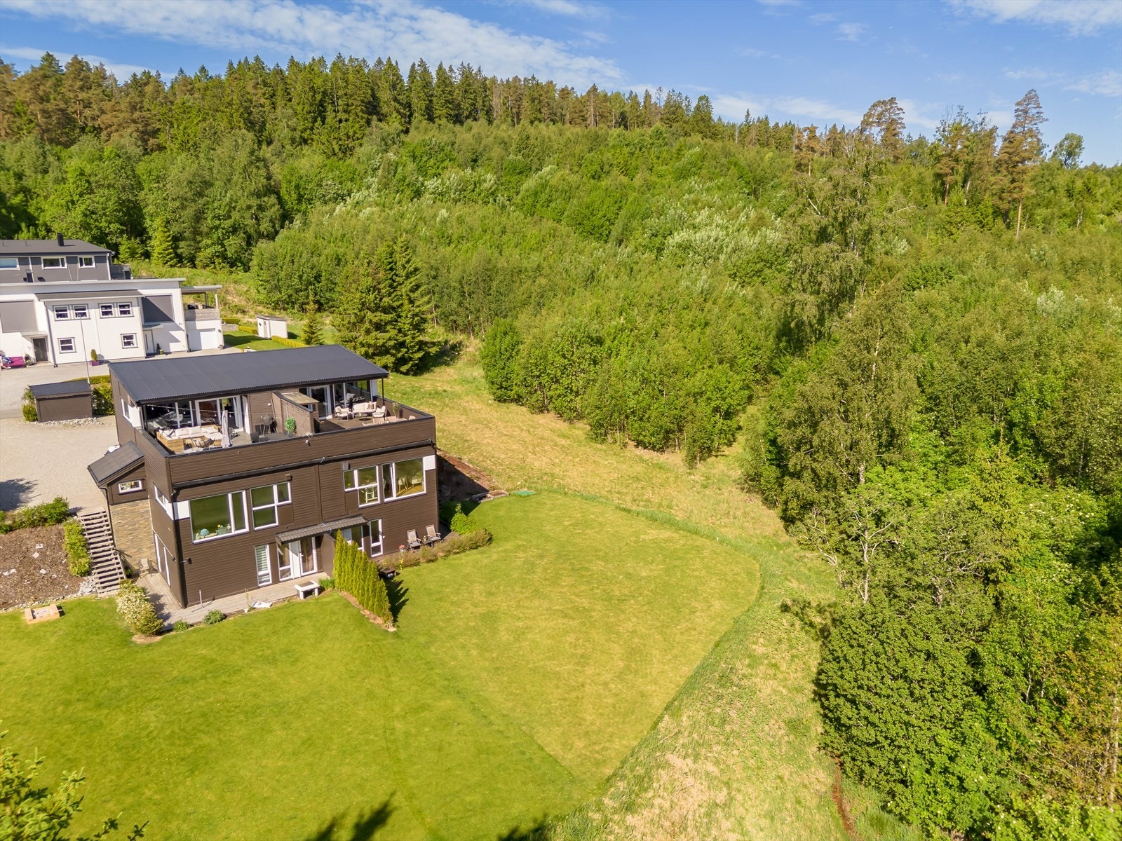Boligen har attraktiv beliggenhet innerst i en blindvei i Frydenlundfeltet, og grenser til et stort friområde. Galleribilde