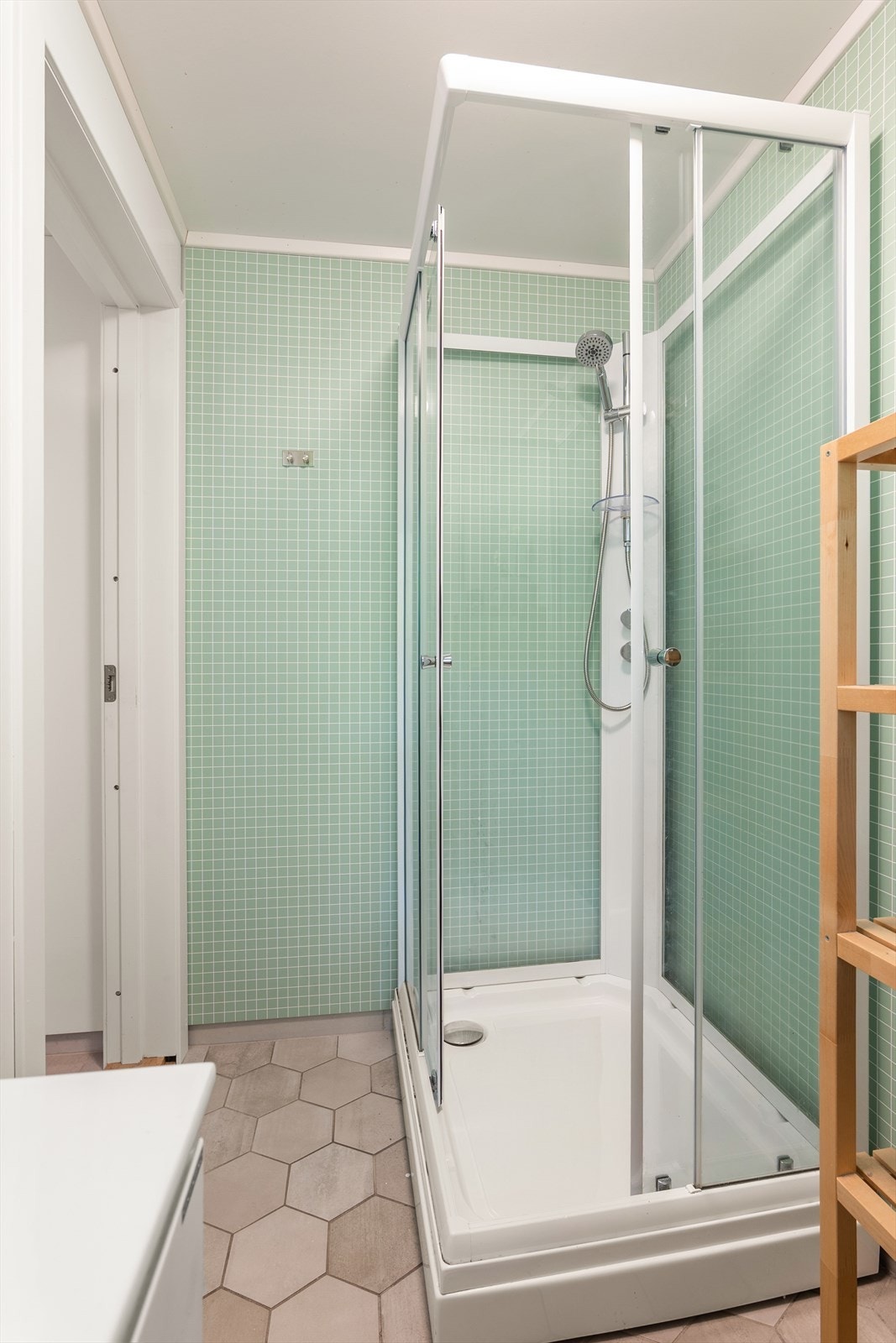 Hexagon gulvfliser og mosaikkinspirerte veggplater gir badet et særpreget uttrykk. Galleribilde