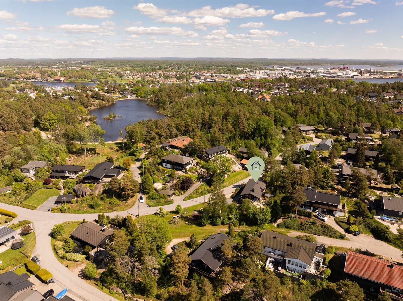 Like øst for eiendommen ligger den idylliske Smertudammen hvor det er mulig å stå på skøyter når forholdene tillater. I skogholtene omkring er det fine turveier. Galleribilde