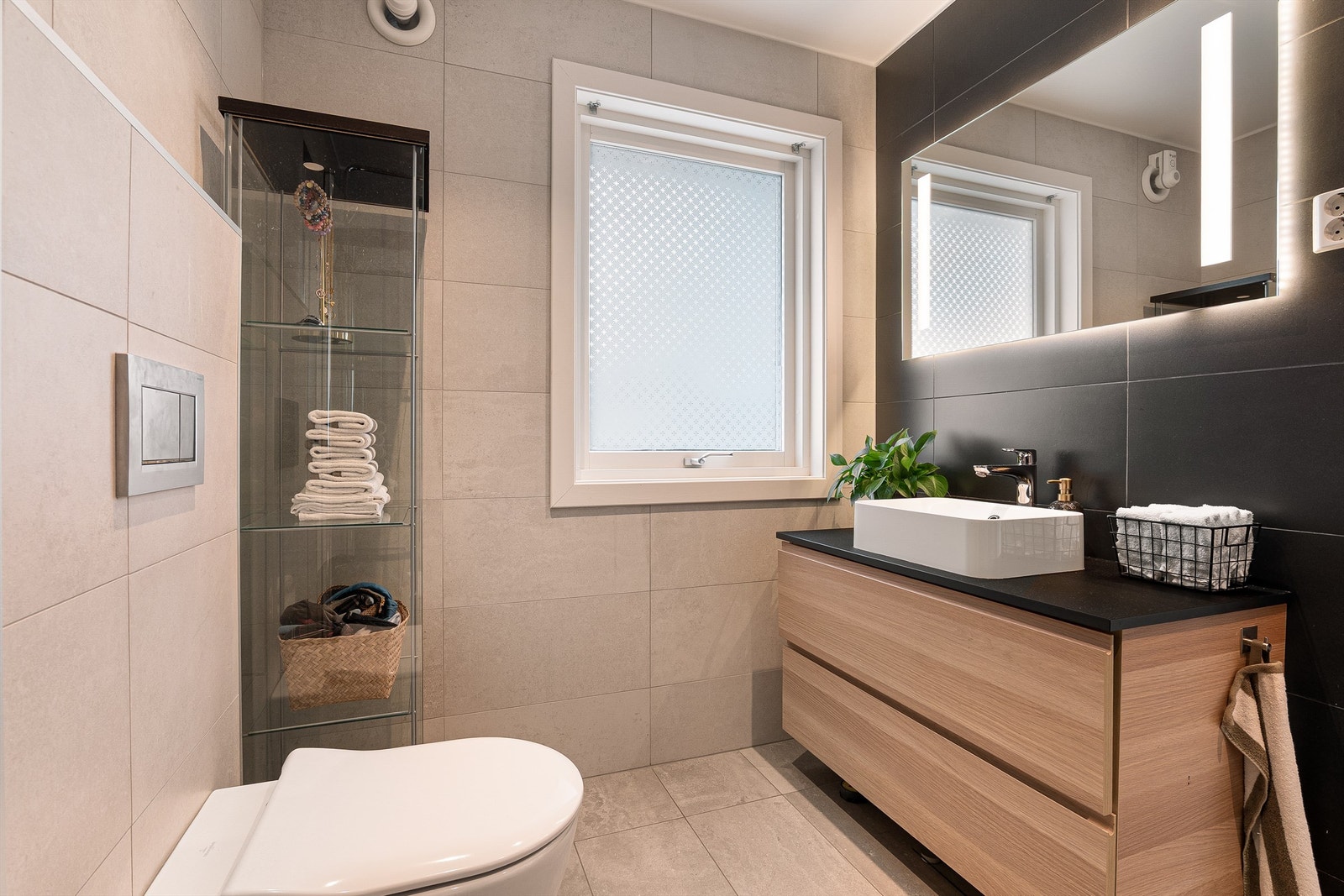 Badet ble bygget opp på nytt i 2018, med blant annet nye overflater og nye innredninger. I gulvet er det varme. Galleribilde