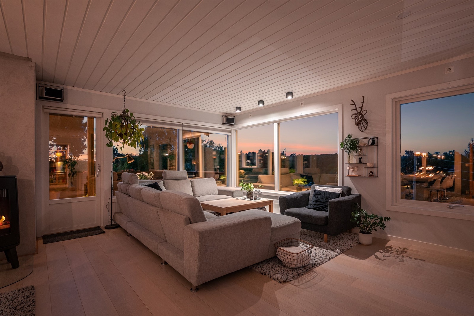 Boligens indre ble i 2018 omhyggelig renovert med blant annet nye overflater på gulv og vegger, nytt skjult el-anlegg og ny belysning. Galleribilde