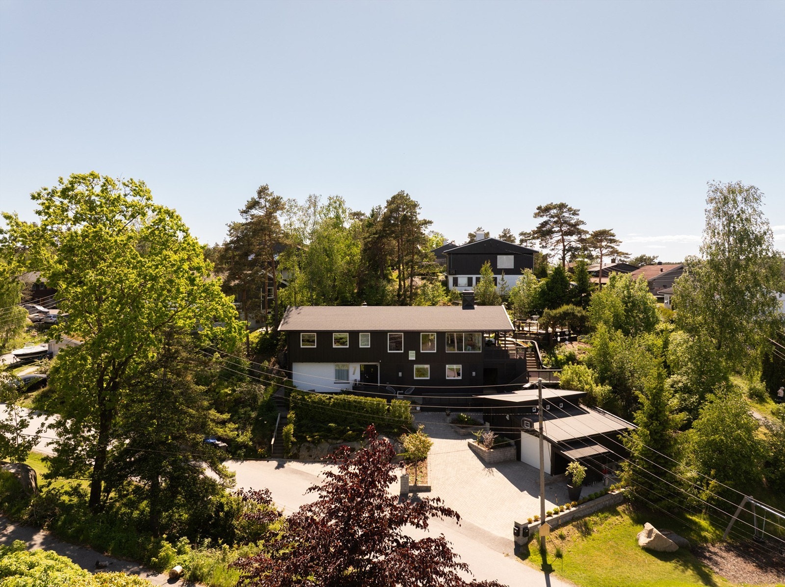 Gårdsplassen ble anlagt rundt 2021 og utført med belegningsstein. Trapper leder direkte mot til hybelens inngangsparti på baksiden, utenom gårdsplassen. Galleribilde