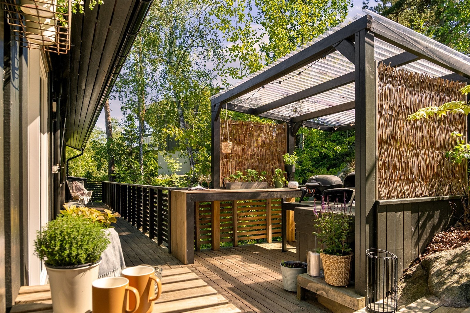 Terrassen er forlenget langs hele sørsiden og komplettert med pergola der måltidene kan tilberedes i det fri. Galleribilde