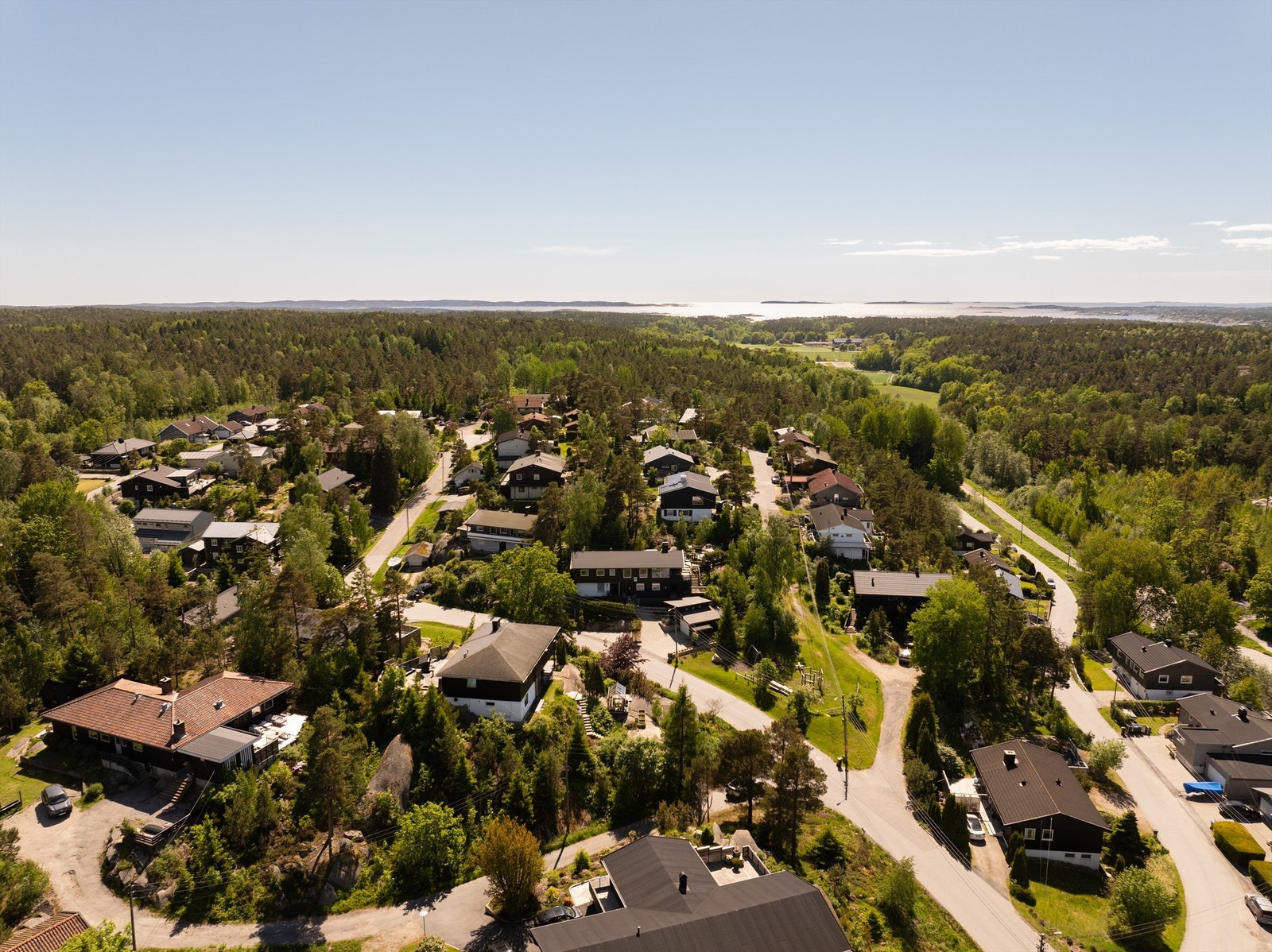 Jaktveien er en del av et veletablert og ettertraktet boligområde på nordre Kråkerøy, i umiddelbar nærhet av både barneskole og ungdomsskole. Galleribilde
