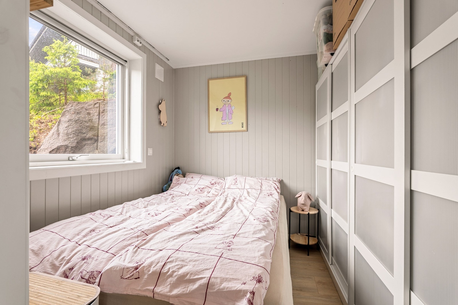 Ett soverom inngår i hybelen. Rommet er godkjent bruksendret fra bod til soverom. Galleribilde