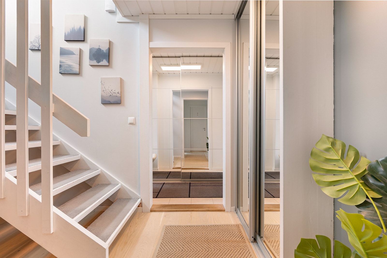 Skyvedørsgarderobe med helfigurspeil er installert i både trapperommet og gangen. Her oppbevares yttertøyet lett tilgjengelig Galleribilde