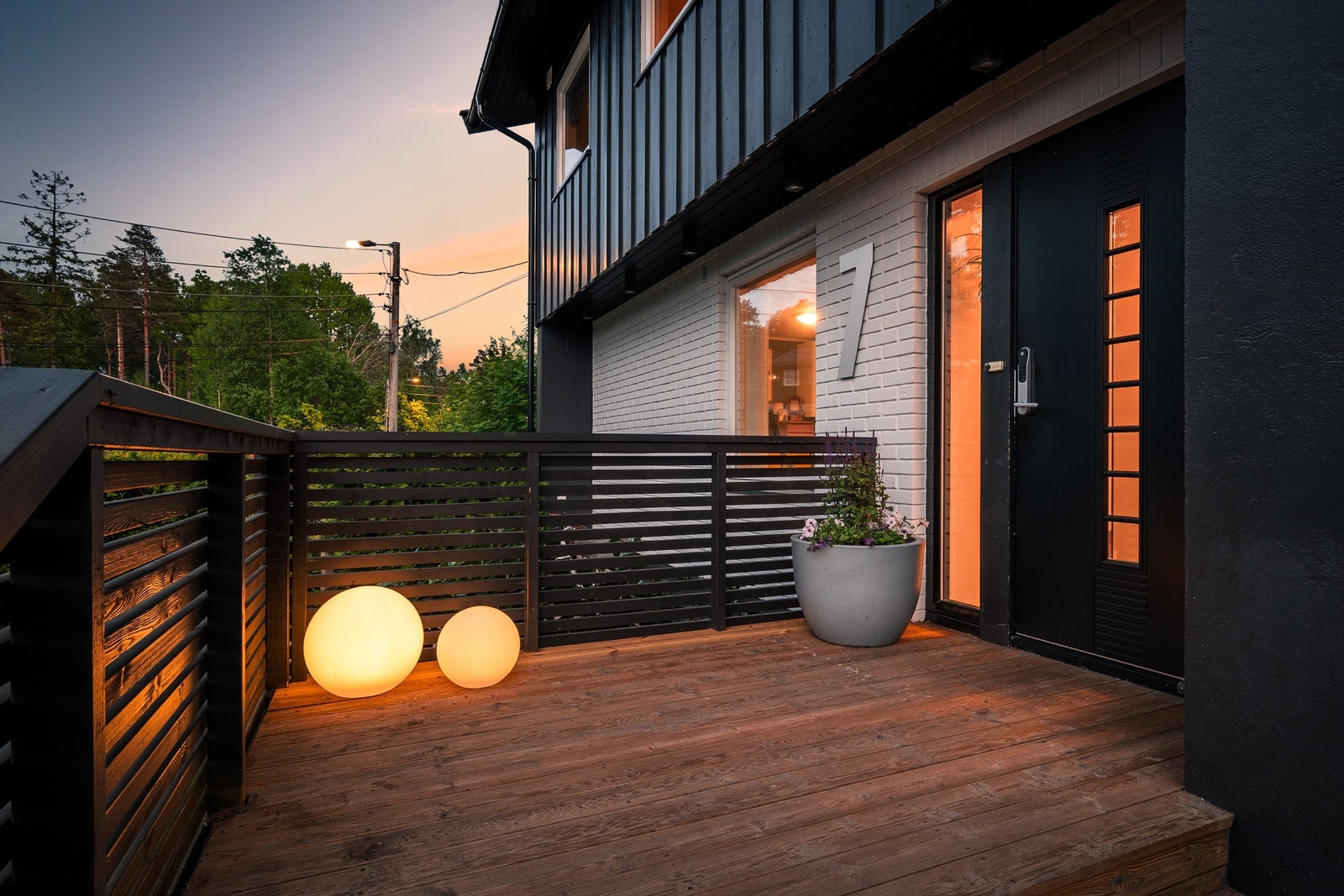 Hoveddelens inngangsparti. Elektronisk kodelås gir nøkkelfri adgang. Galleribilde