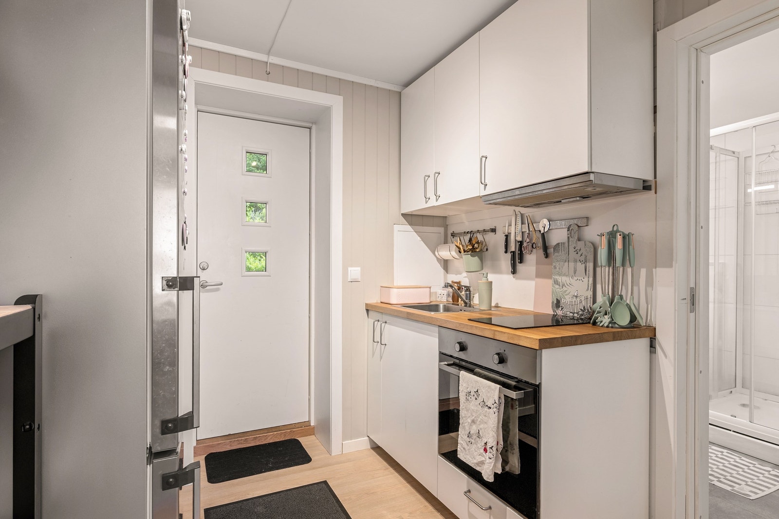 Hybelen ble etablert i 2018, med blant annet nytt kjøkken som også fyller rollen som entré. Kjøkkeninnredningen er fra IKEA. Galleribilde