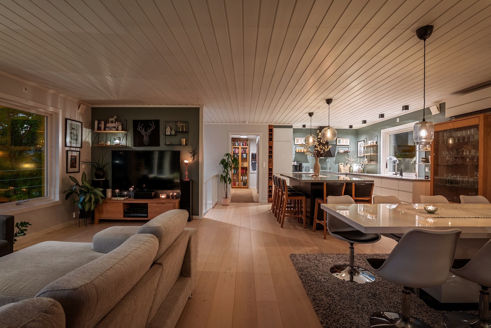 Parallelt med renovering ble også romløsningen bygget om, blant annet med en stor og åpen sosial sone. Galleribilde