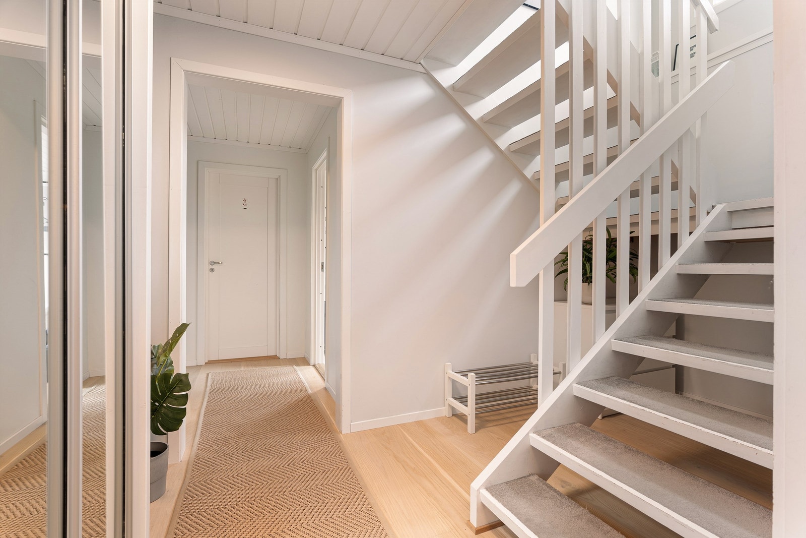 Underetasjens romløsning ble samtidig med renovering noe ombygget, blant annet med ny gang mellom vaskerommet og soverommene. Galleribilde