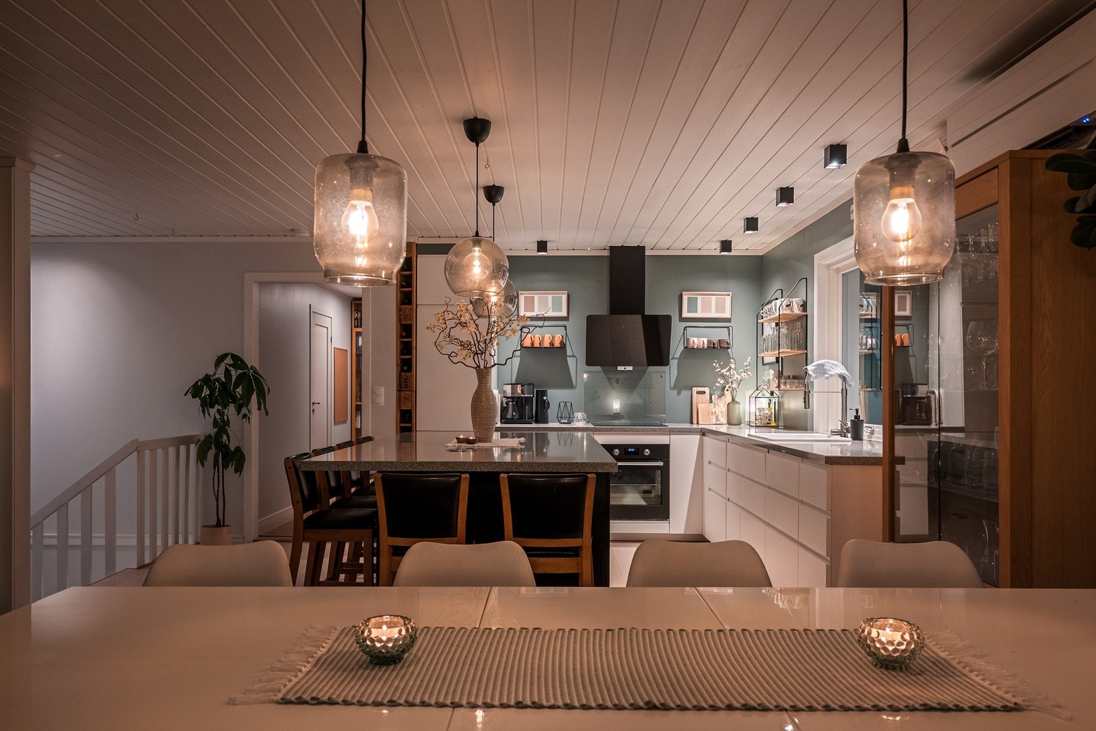 Et sentralt element i den sosiale sonen er kjøkkenet med påkostet innredning fra IKEA, montert i 2018. Galleribilde