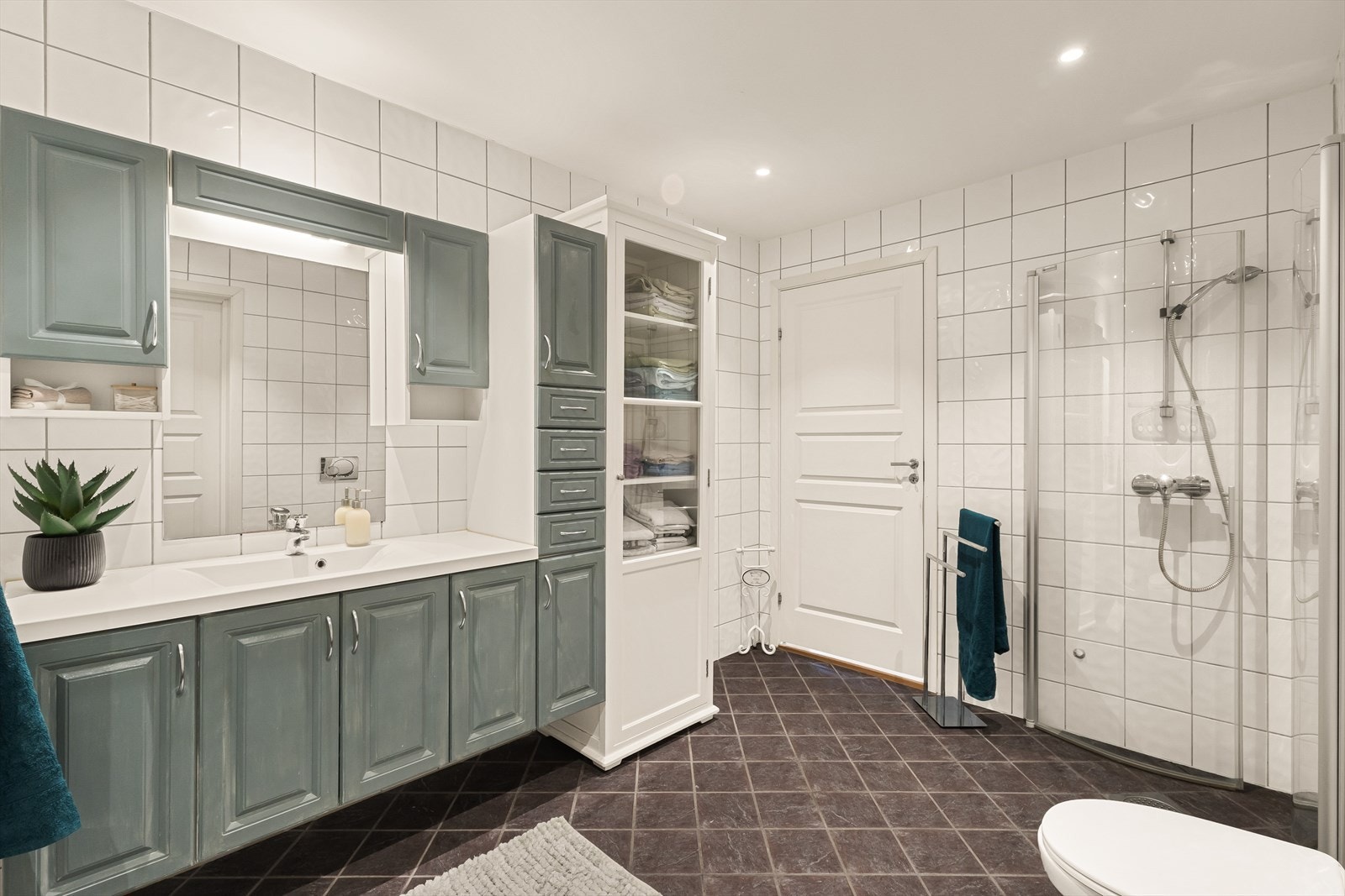 Badet er på hele 9,1 m² og har fliser på gulv og vegger. Galleribilde