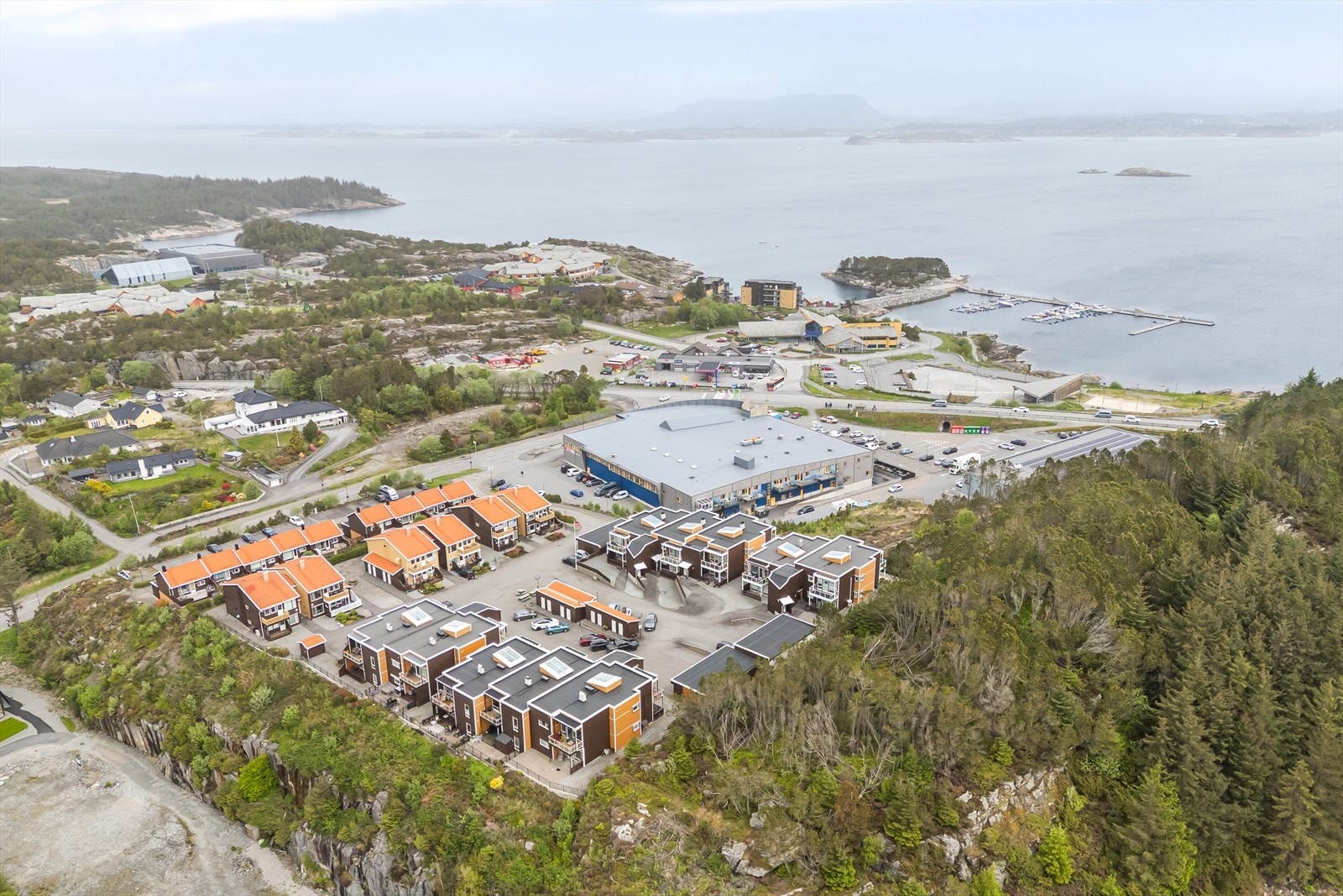 Fra leiligheten er gangavstand til både skoler og barnehager, samt flott natur i umiddelbar nærhet. Galleribilde