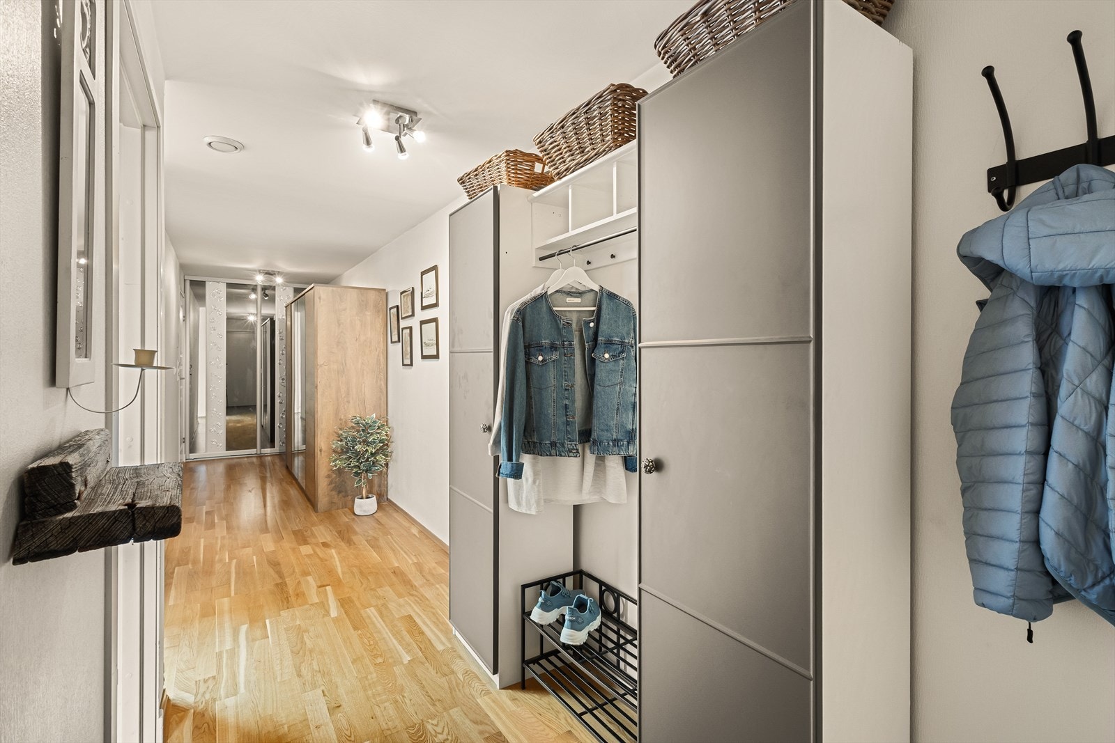 Gangen har praktisk skyvedørsgarderobe og god plass til flere garderobeskap. Galleribilde