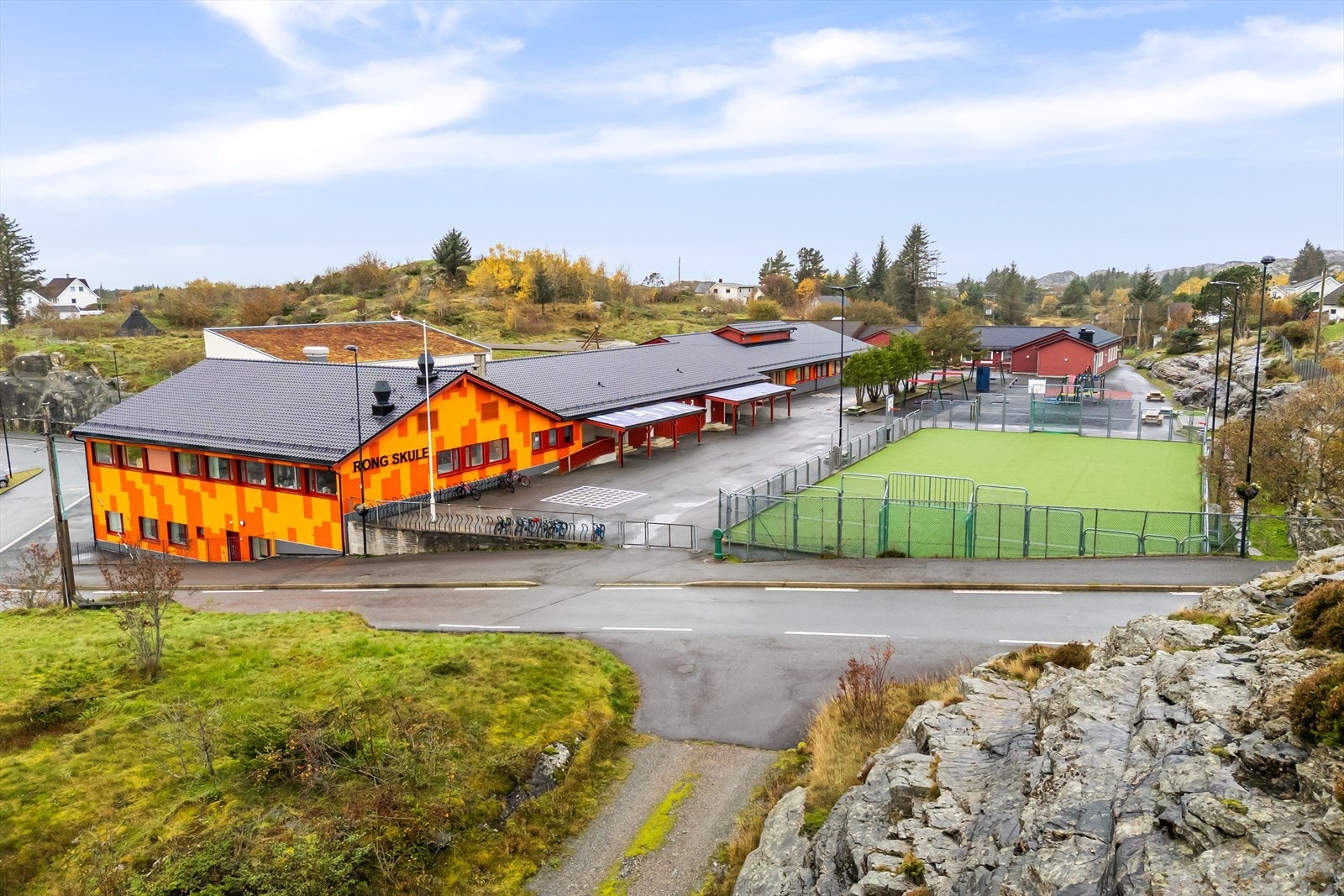 Rong skule, Øygarden ungdomsskule og Terna barnehage ligger alle innen gangavstand fra leiligheten. Galleribilde