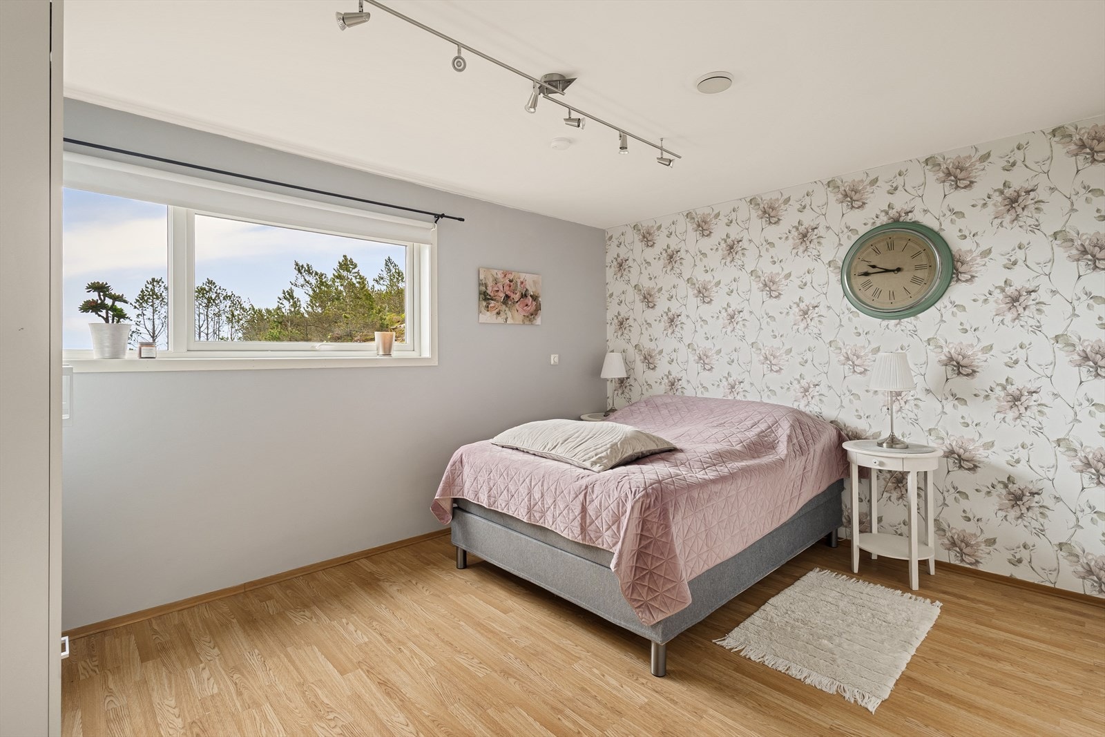 Leiligheten har to romslige soverom (9,2 m², 14,5 m²) og kontor/bod (9,0 m²) Galleribilde