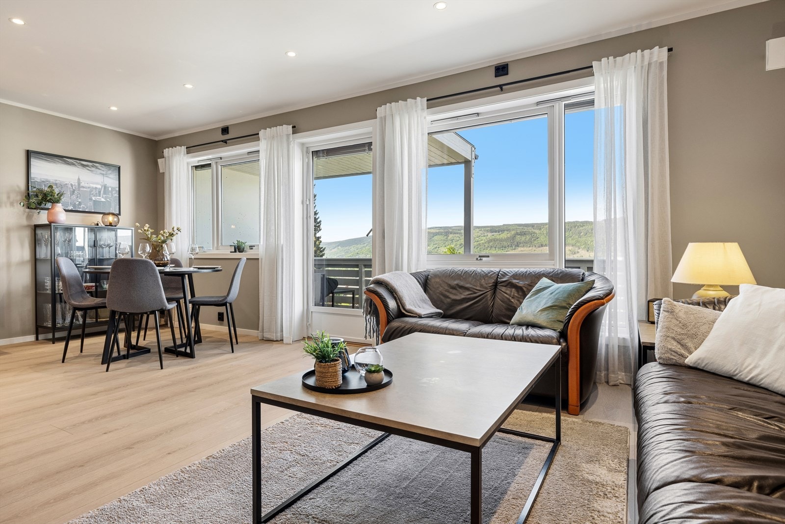 Det er god plass til både sofa og spisegruppe. Galleribilde