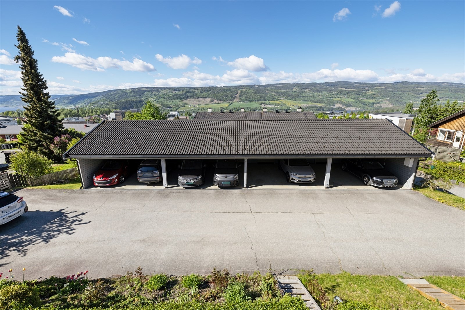Parkering i fast plass i carport, med bod i bakkant. Galleribilde